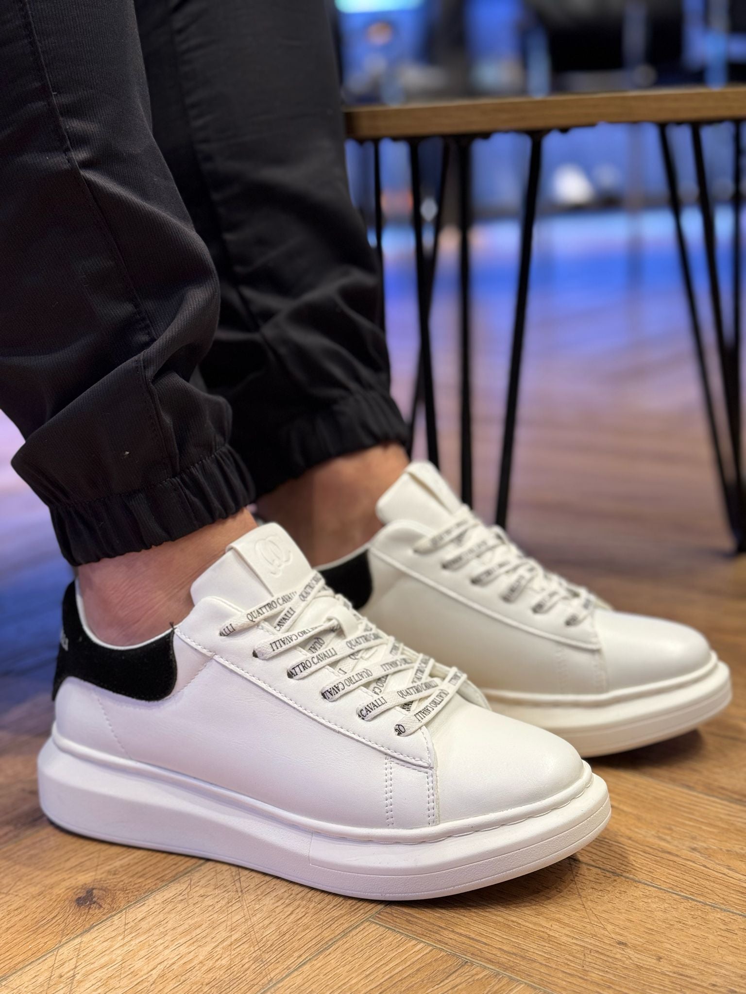 קואטרו קוואלי – נעלי סניקרס 8899 WHITE/BLACK