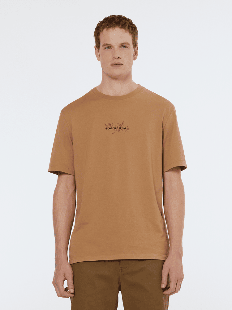 סקוץ' אנד סודה - חולצה טי שרוול קצר בצבע כאמל 179945 260 SP25