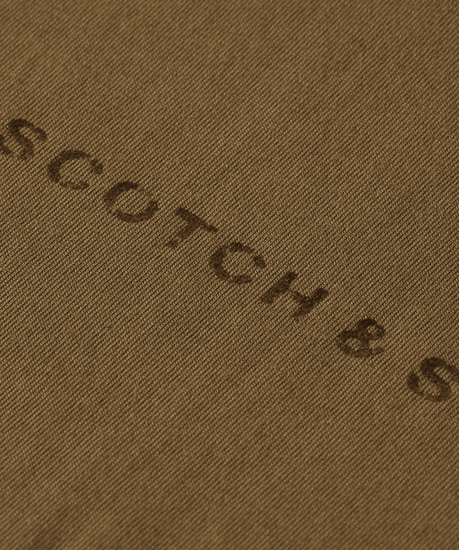 סקוץ' אנד סודה - חולצה טי שרוול קצר בצבע חום 179936 210 SP25