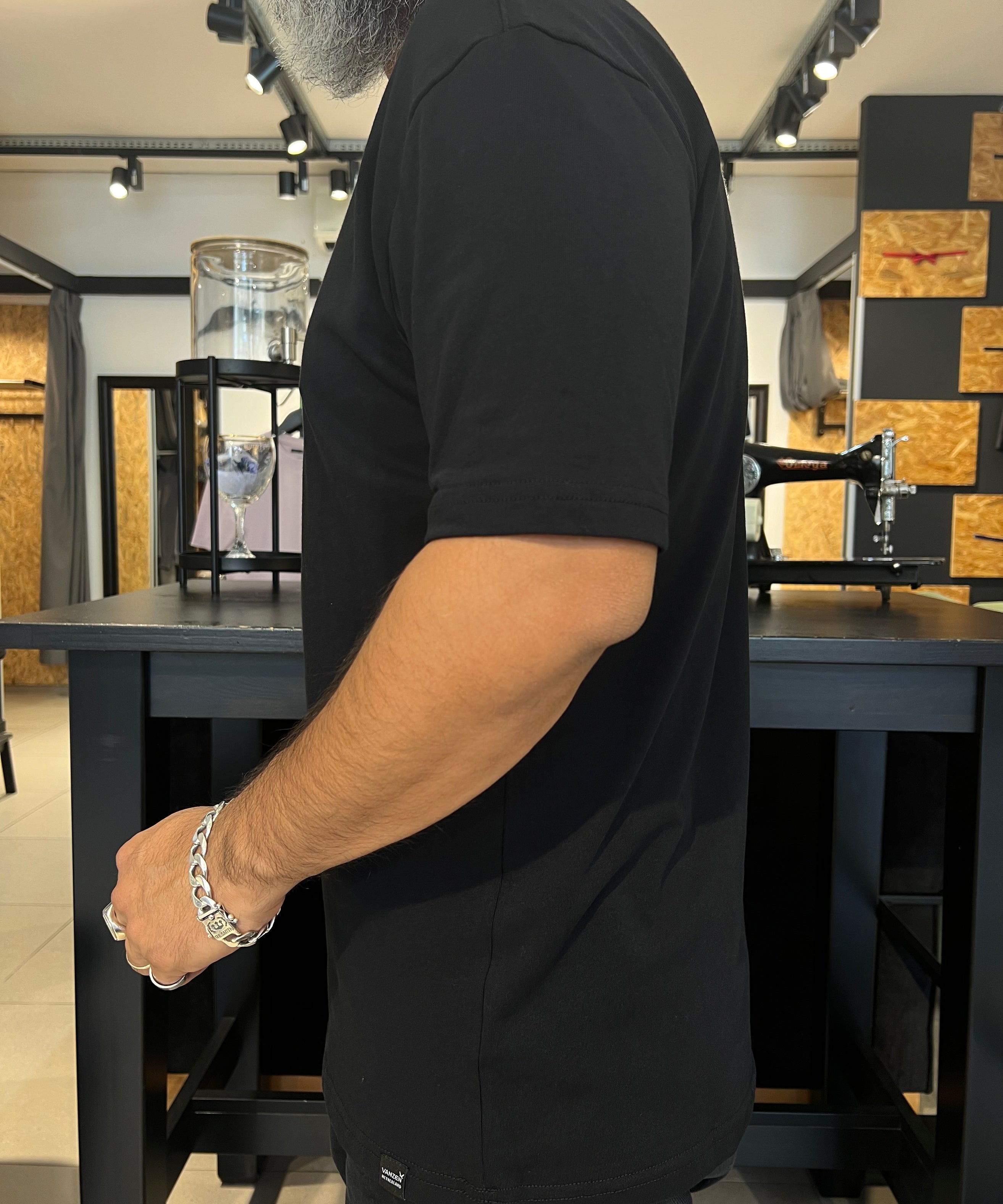 1141 - ואנזן - בייסיק אוברסייז בצבע שחור