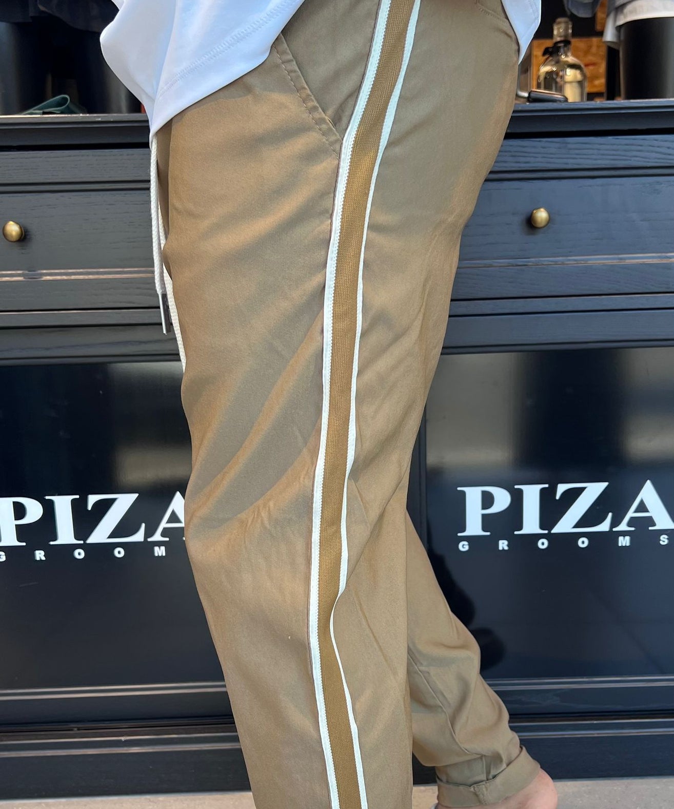 7083 04 - דה לוקה מכנס ״דייגים״ עם פס - בצבע חרדל