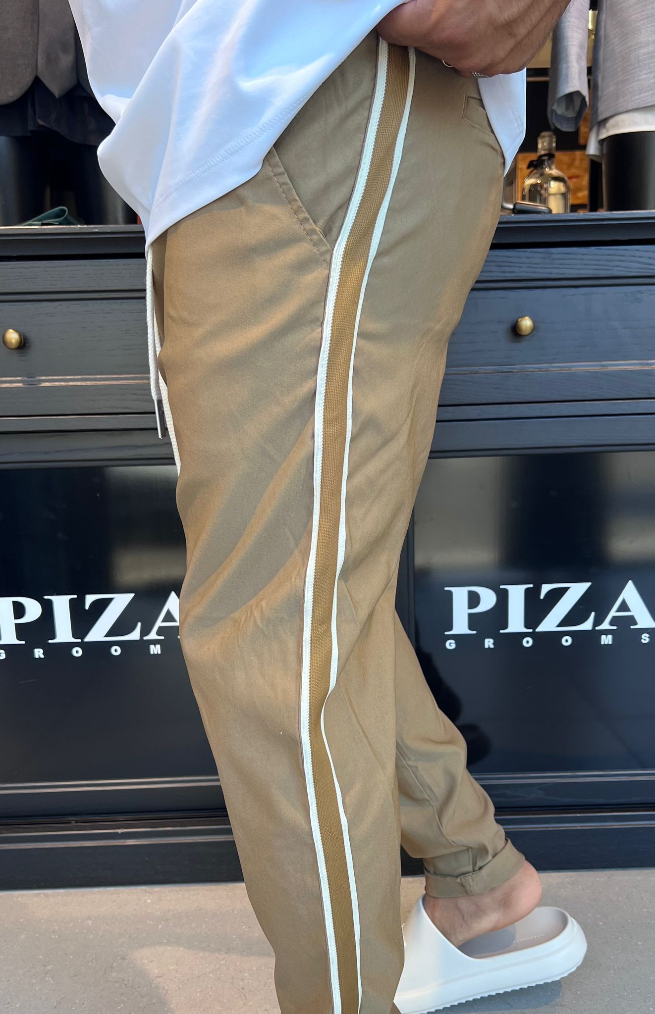 7083 04 - דה לוקה מכנס ״דייגים״ עם פס - בצבע חרדל