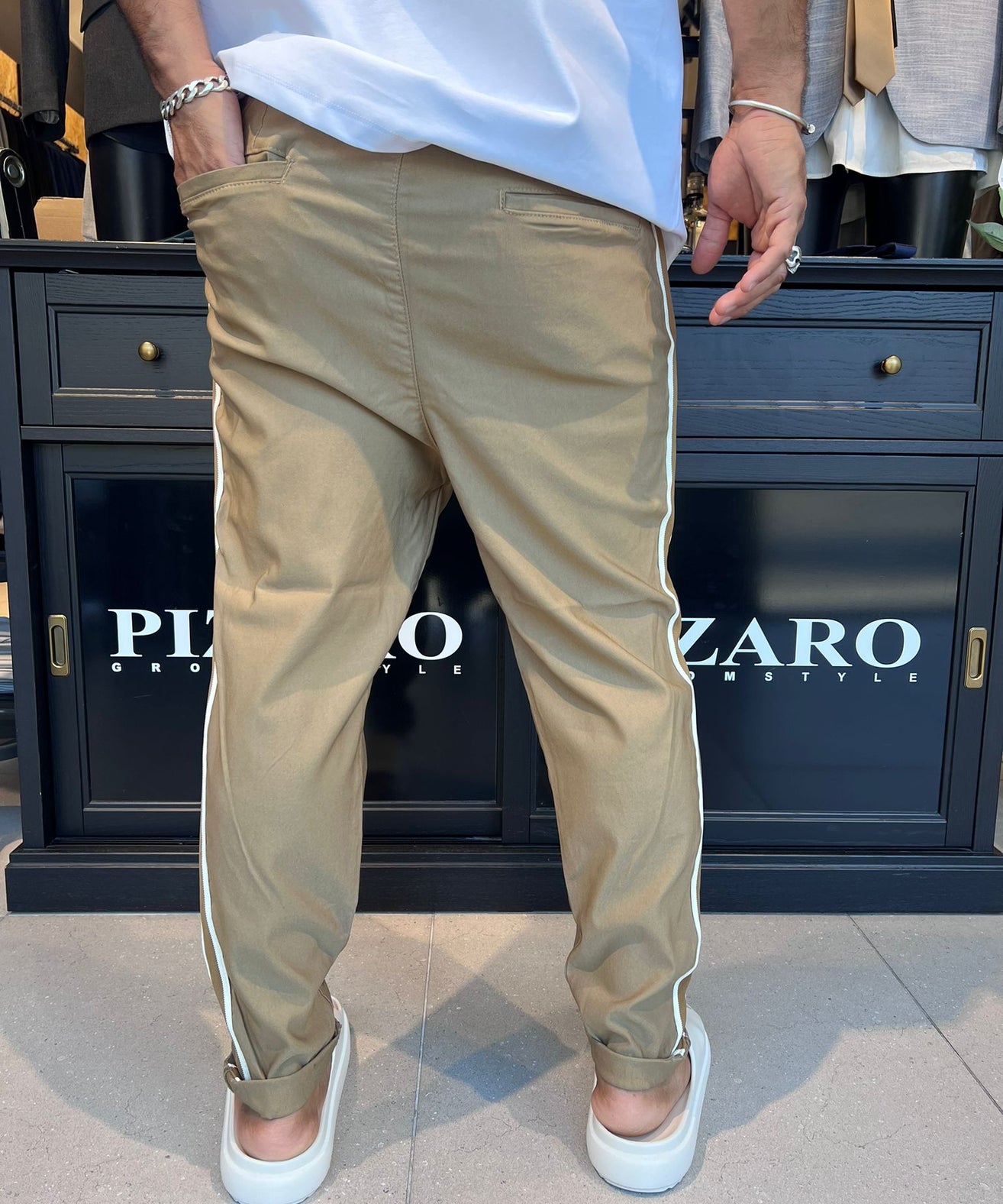 7083 04 - דה לוקה מכנס ״דייגים״ עם פס - בצבע חרדל