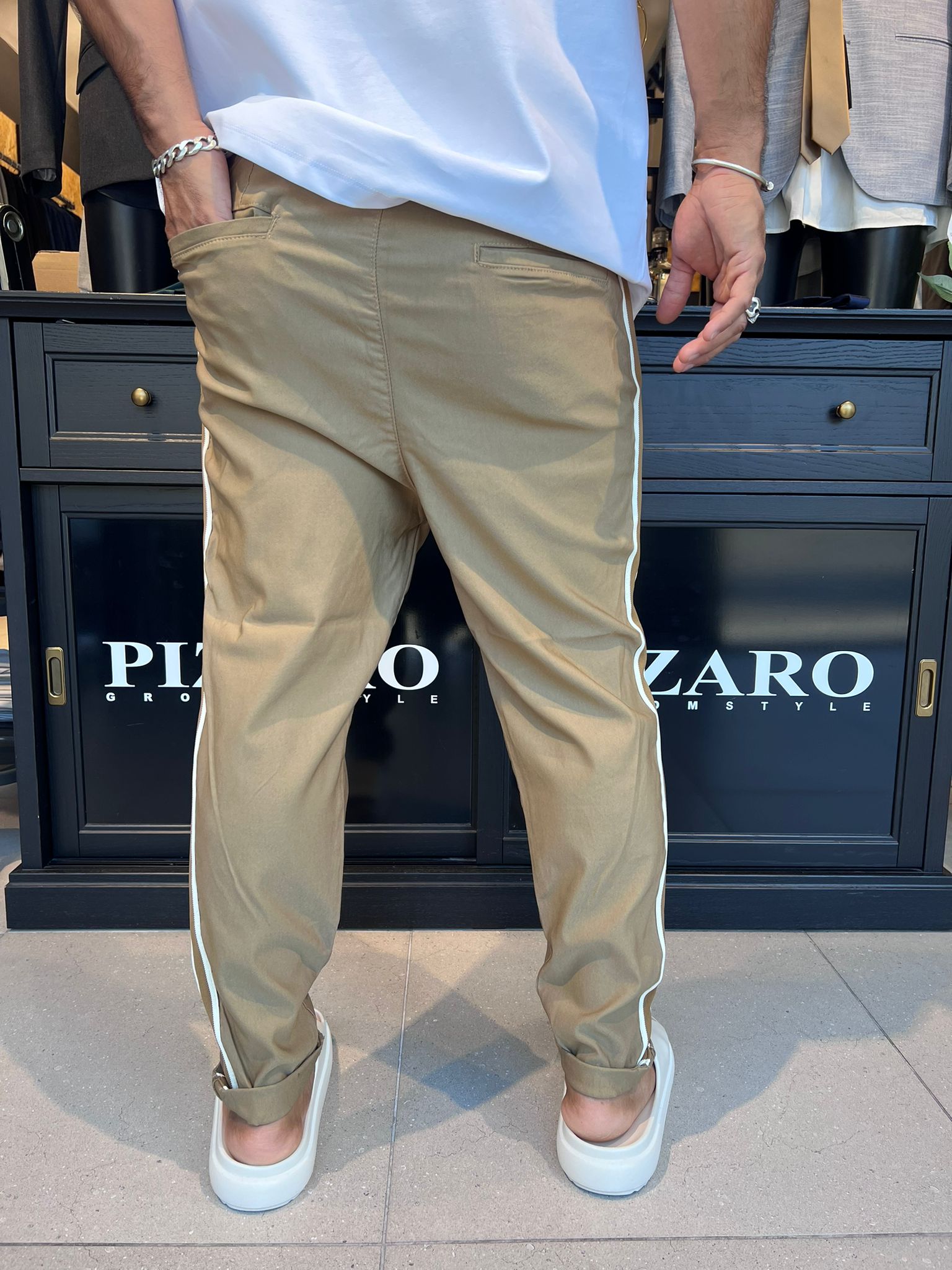 7083 04 - דה לוקה מכנס ״דייגים״ עם פס - בצבע חרדל