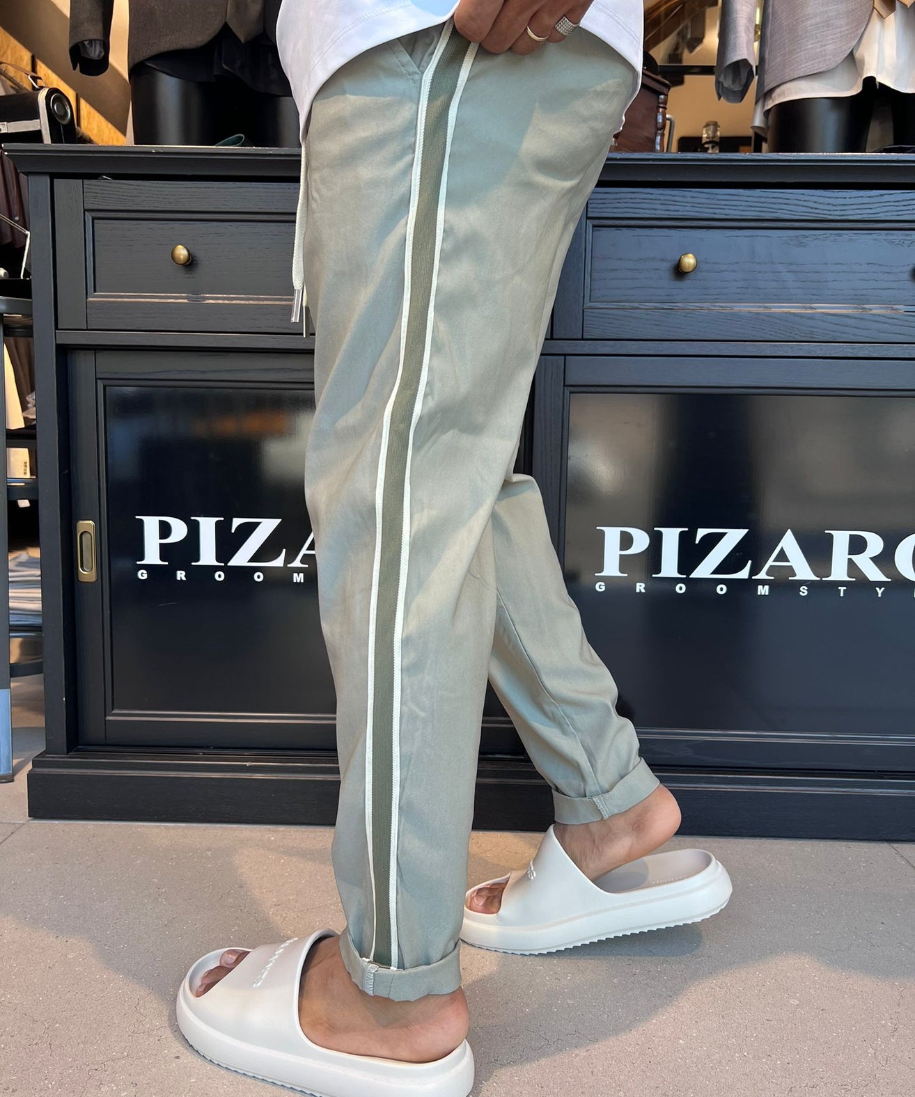 7083 03 - דה לוקה מכנס ״דייגים״ עם פס - בצבע ירוק פסטל