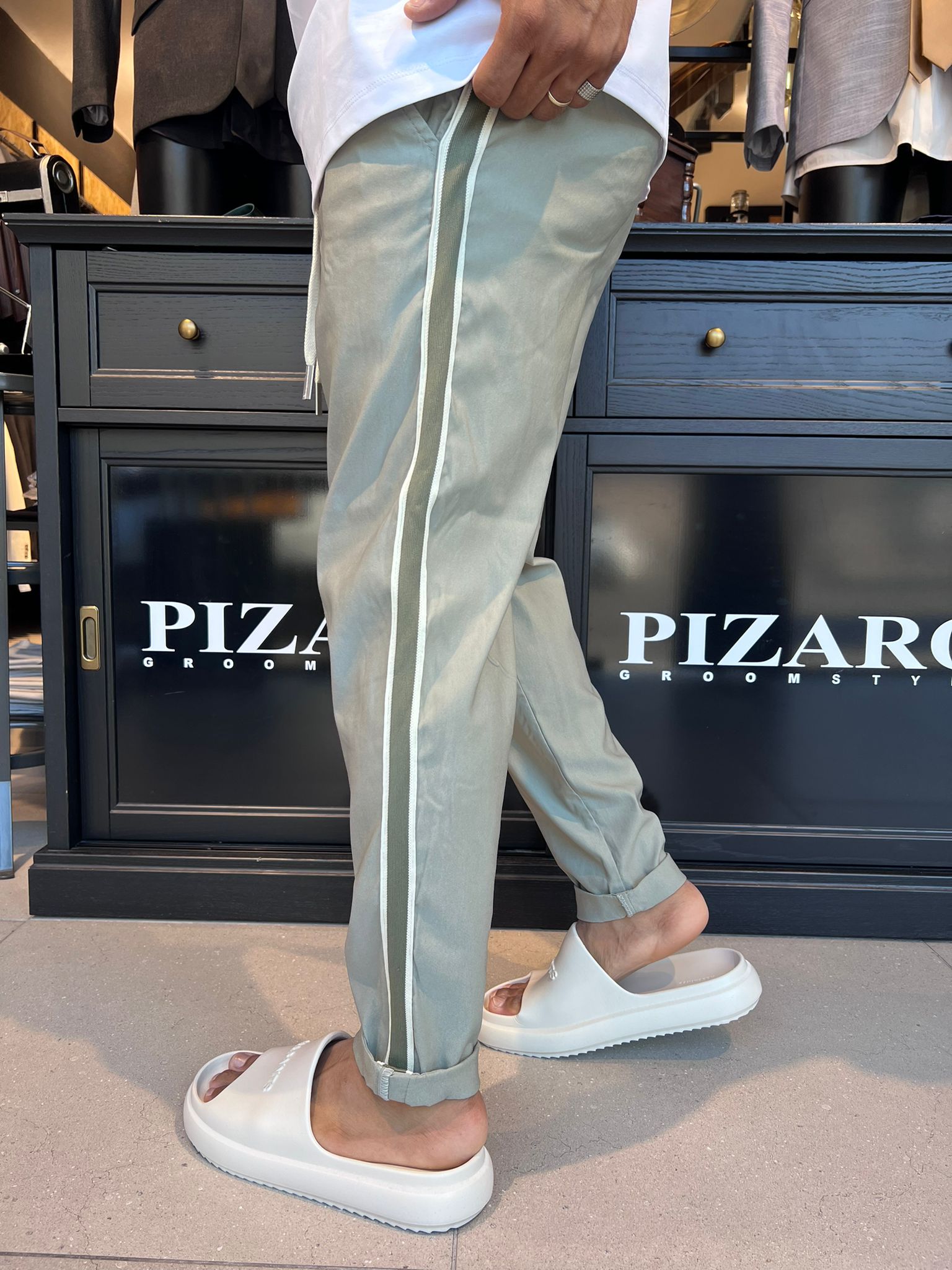 7083 03 - דה לוקה מכנס ״דייגים״ עם פס - בצבע ירוק פסטל