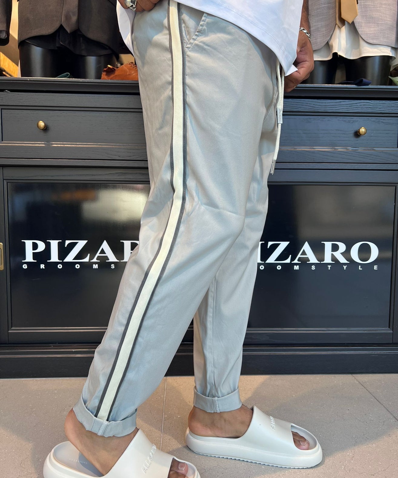 7083 02 - דה לוקה מכנס ״דייגים״ עם פס - בצבע אפור