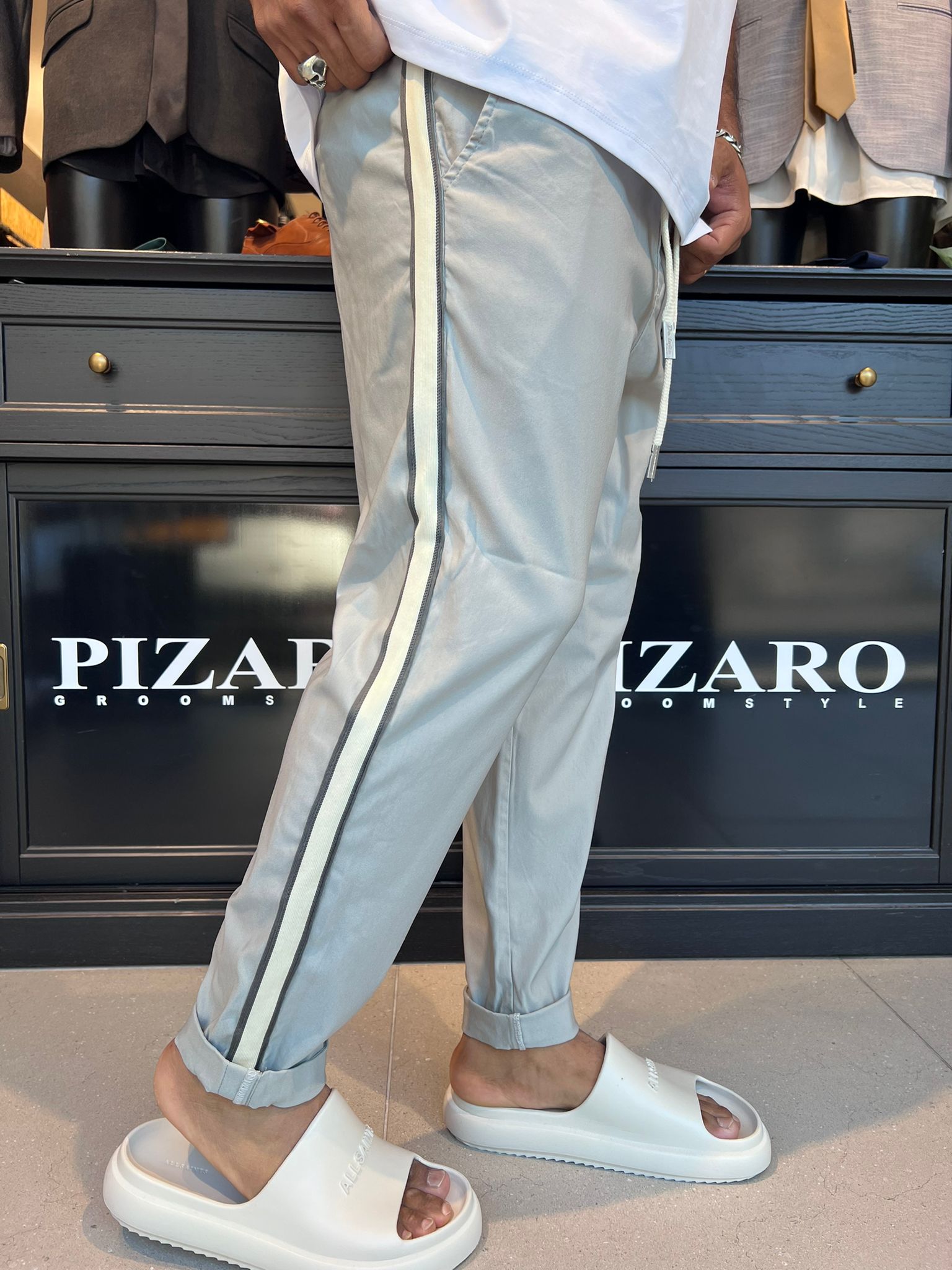 7083 02 - דה לוקה מכנס ״דייגים״ עם פס - בצבע אפור