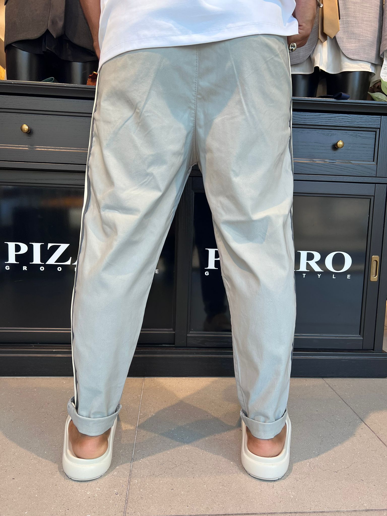 7083 02 - דה לוקה מכנס ״דייגים״ עם פס - בצבע אפור