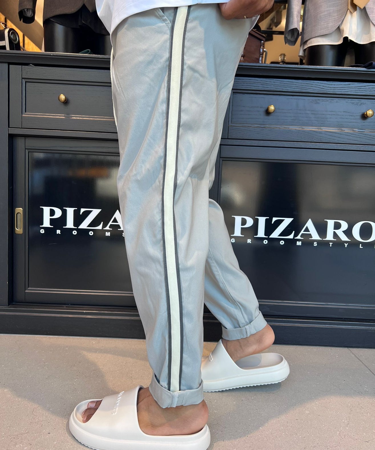 7083 02 - דה לוקה מכנס ״דייגים״ עם פס - בצבע אפור