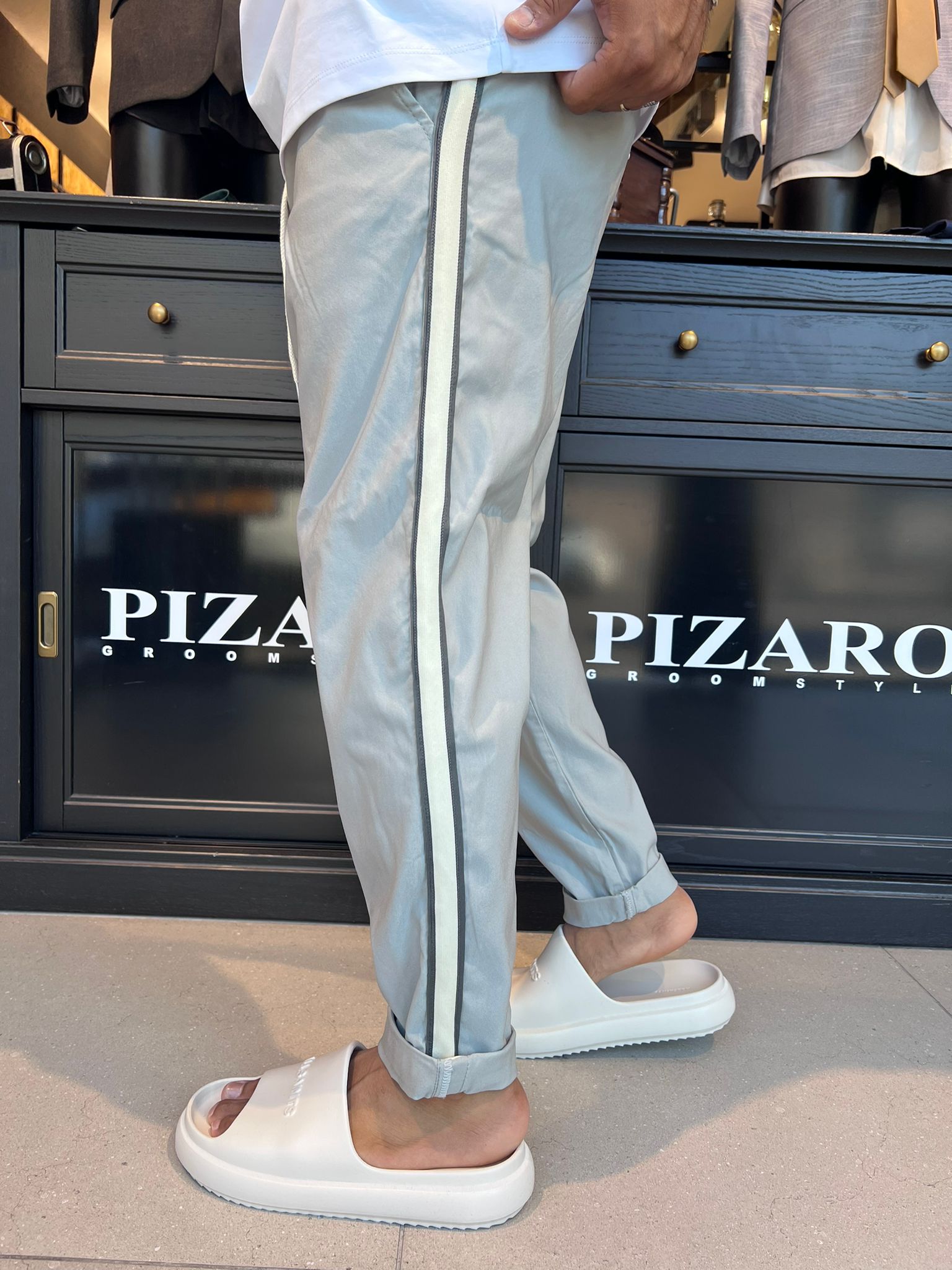 7083 02 - דה לוקה מכנס ״דייגים״ עם פס - בצבע אפור