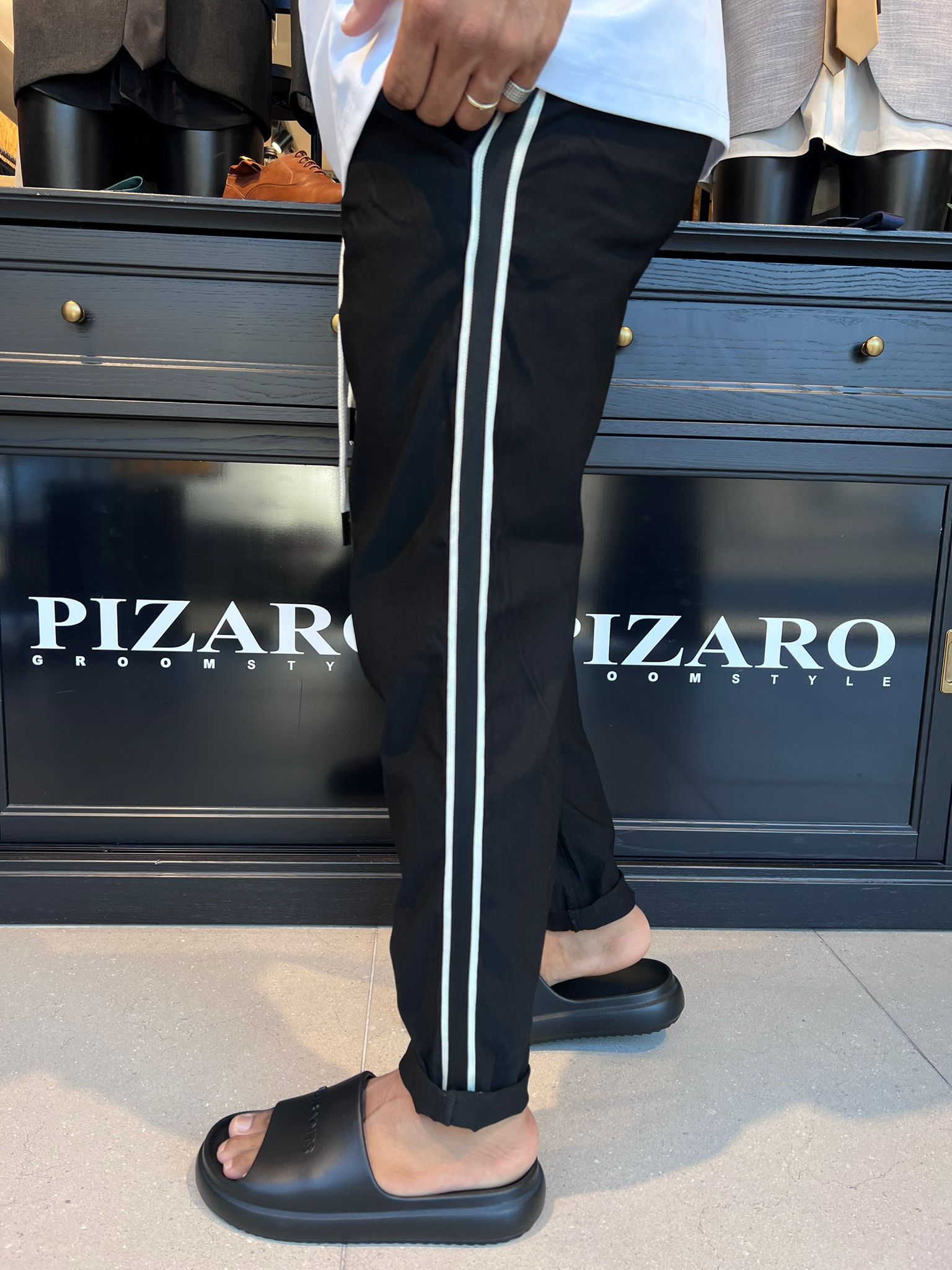 7083 01  - דה לוקה מכנס ״דייגים״ עם פס - בצבע שחור