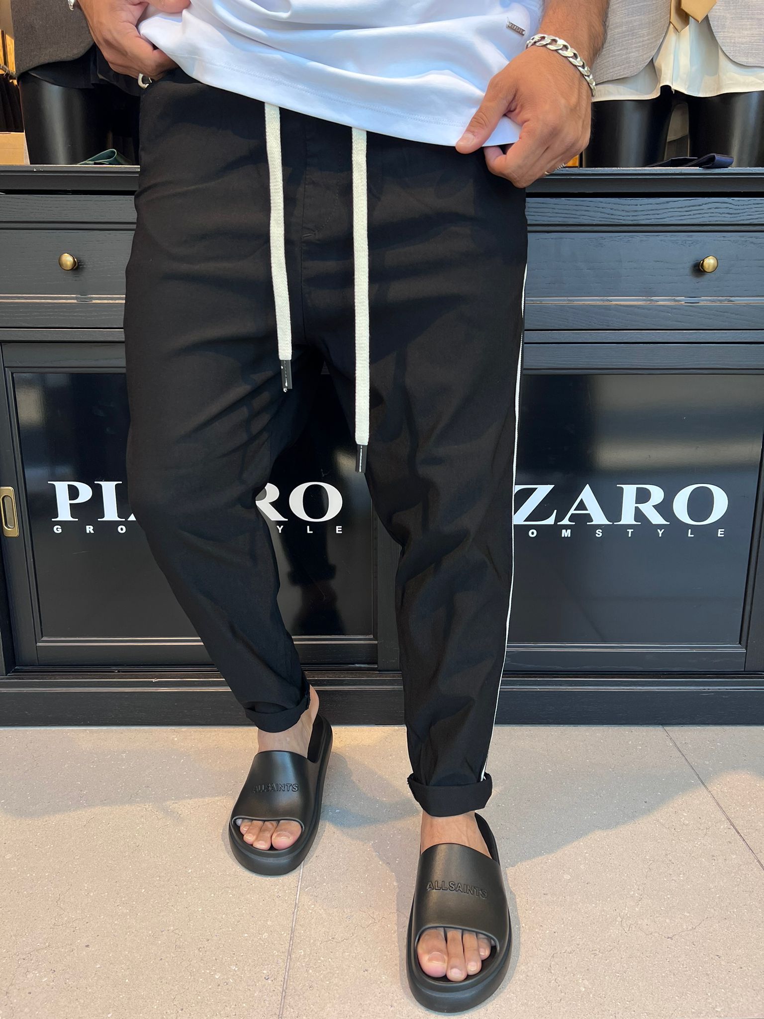 7083 01  - דה לוקה מכנס ״דייגים״ עם פס - בצבע שחור