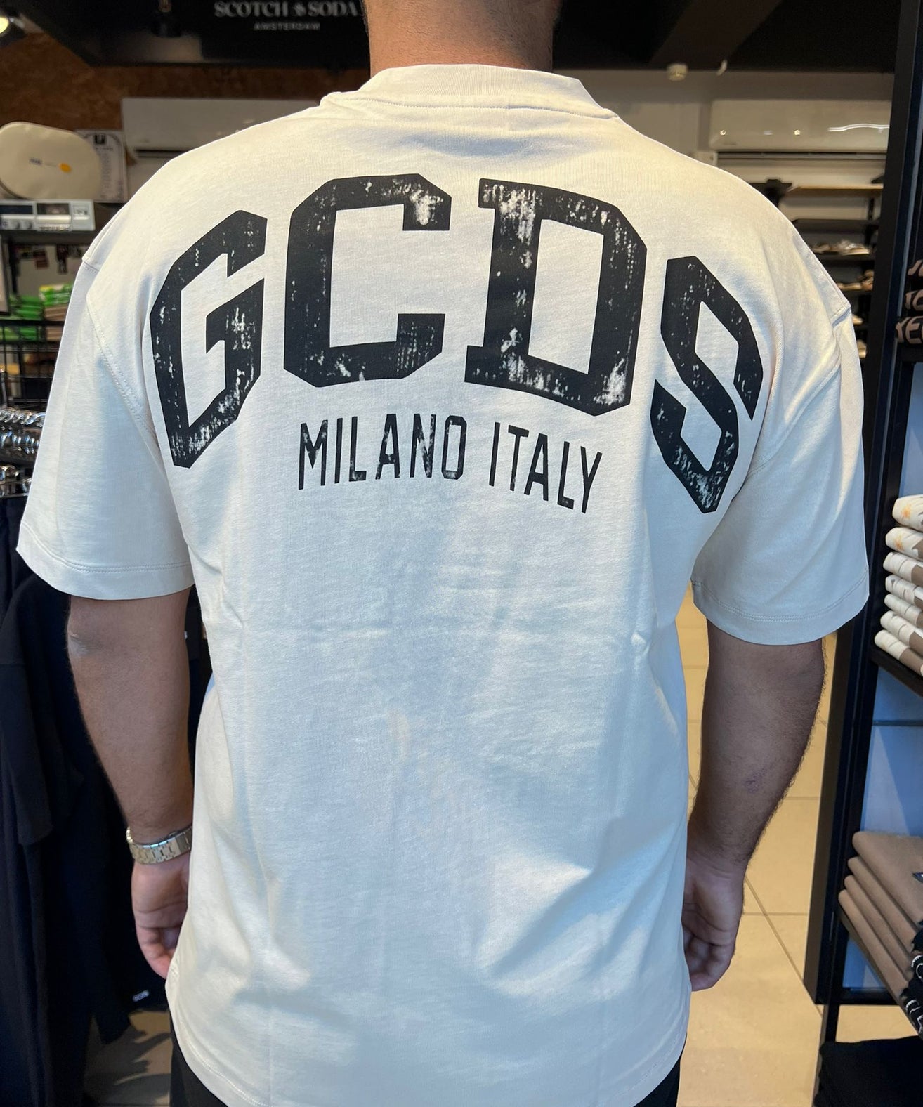 GCDS - חולצה טי MEN OVERSIZE T-SHIRT BLEACHED SAND  242MT05-013