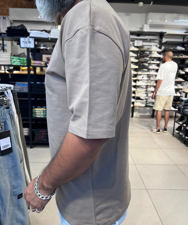 B2 52475 - קרייזר - אוברסייז שרוול קצר בצבע מוקה