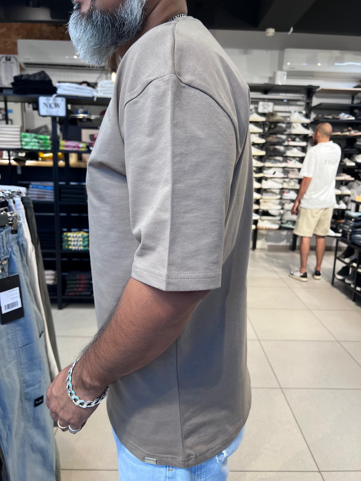 B2 52475 - קרייזר - אוברסייז שרוול קצר בצבע מוקה