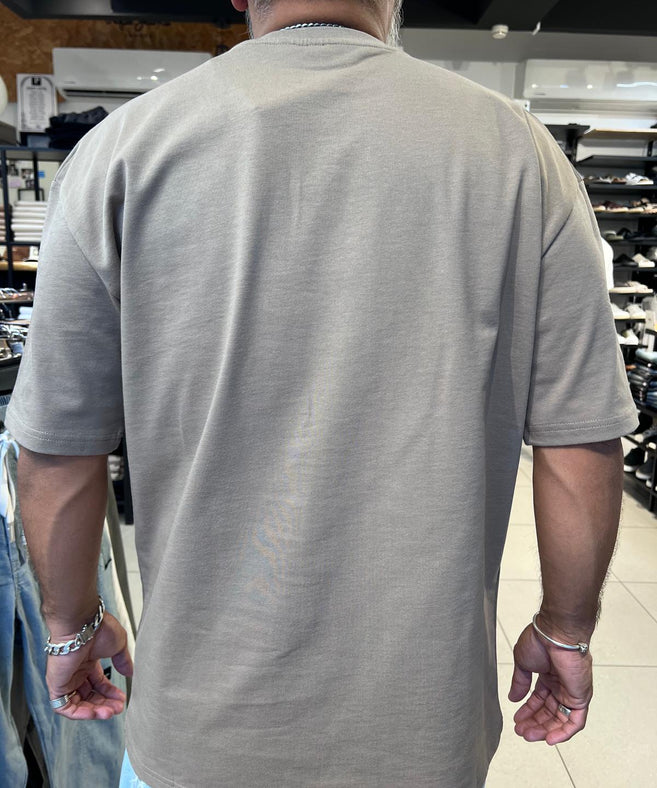 B2 52475 - קרייזר - אוברסייז שרוול קצר בצבע מוקה