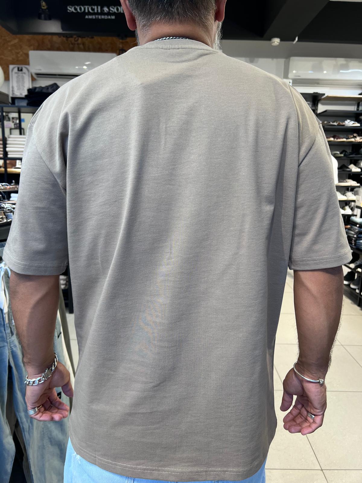 B2 52475 - קרייזר - אוברסייז שרוול קצר בצבע מוקה