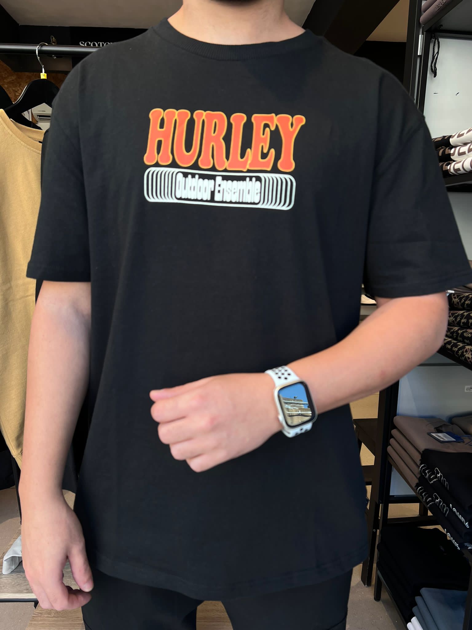 הארלי - חולצה טי שרוול קצר בשחור SAU24OUTLK OUTDOOR ENSEMBLE TEE