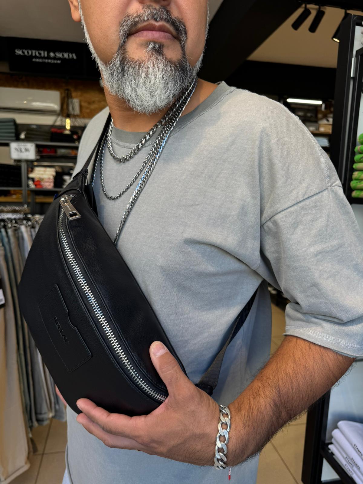 ריפליי - פאוץ דמוי עור שחור FM3686 UNIC-REPLAY