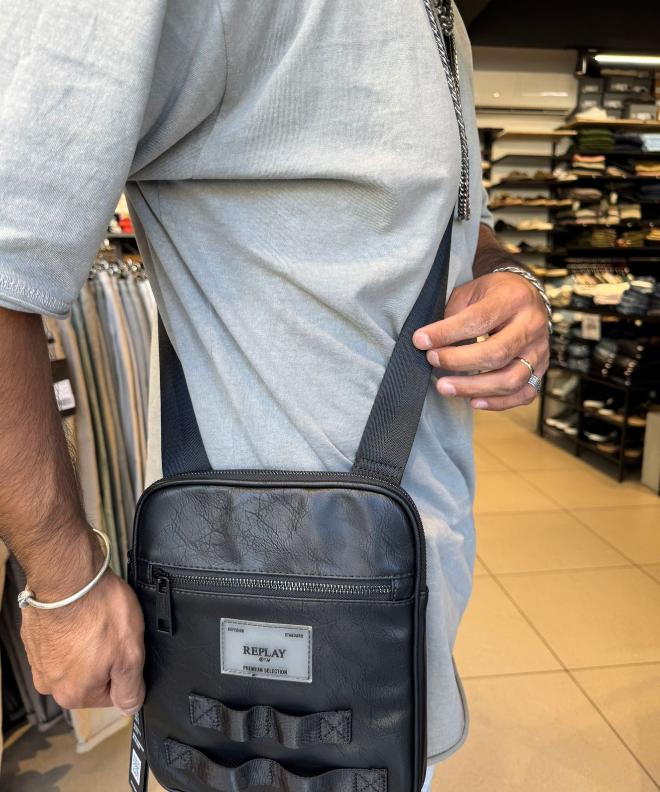 ריפליי - תיק צד דמוי עור שחור FM3696 UNIC-REPLAY