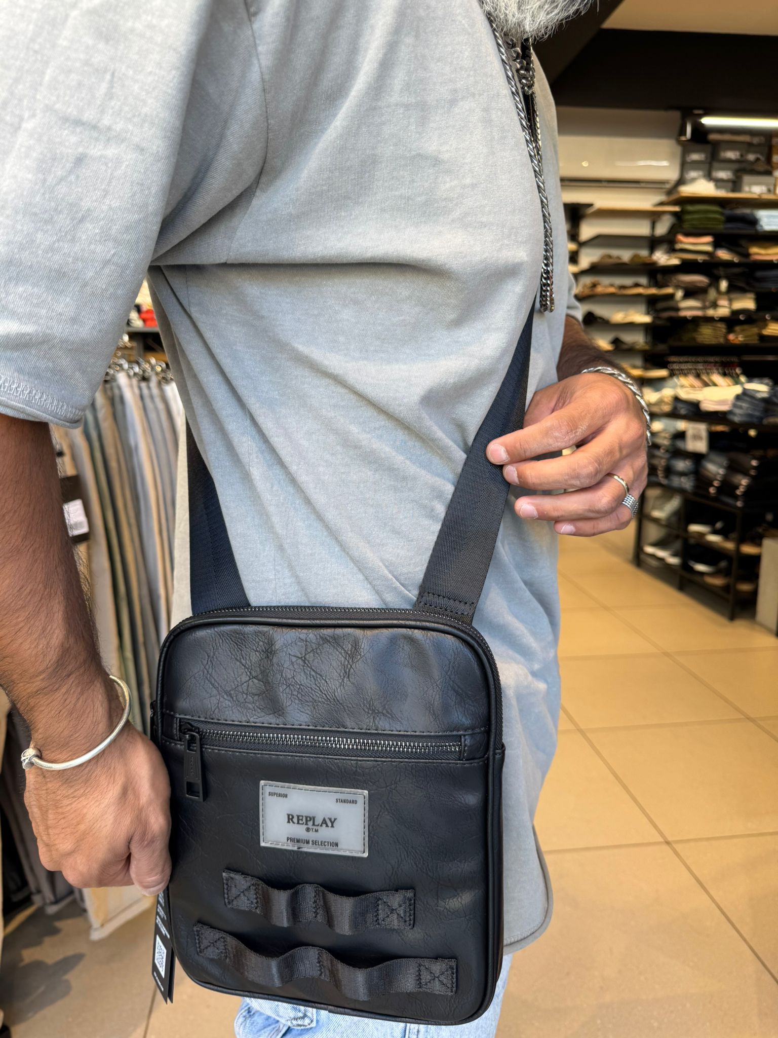 ריפליי - תיק צד דמוי עור שחור FM3696 UNIC-REPLAY