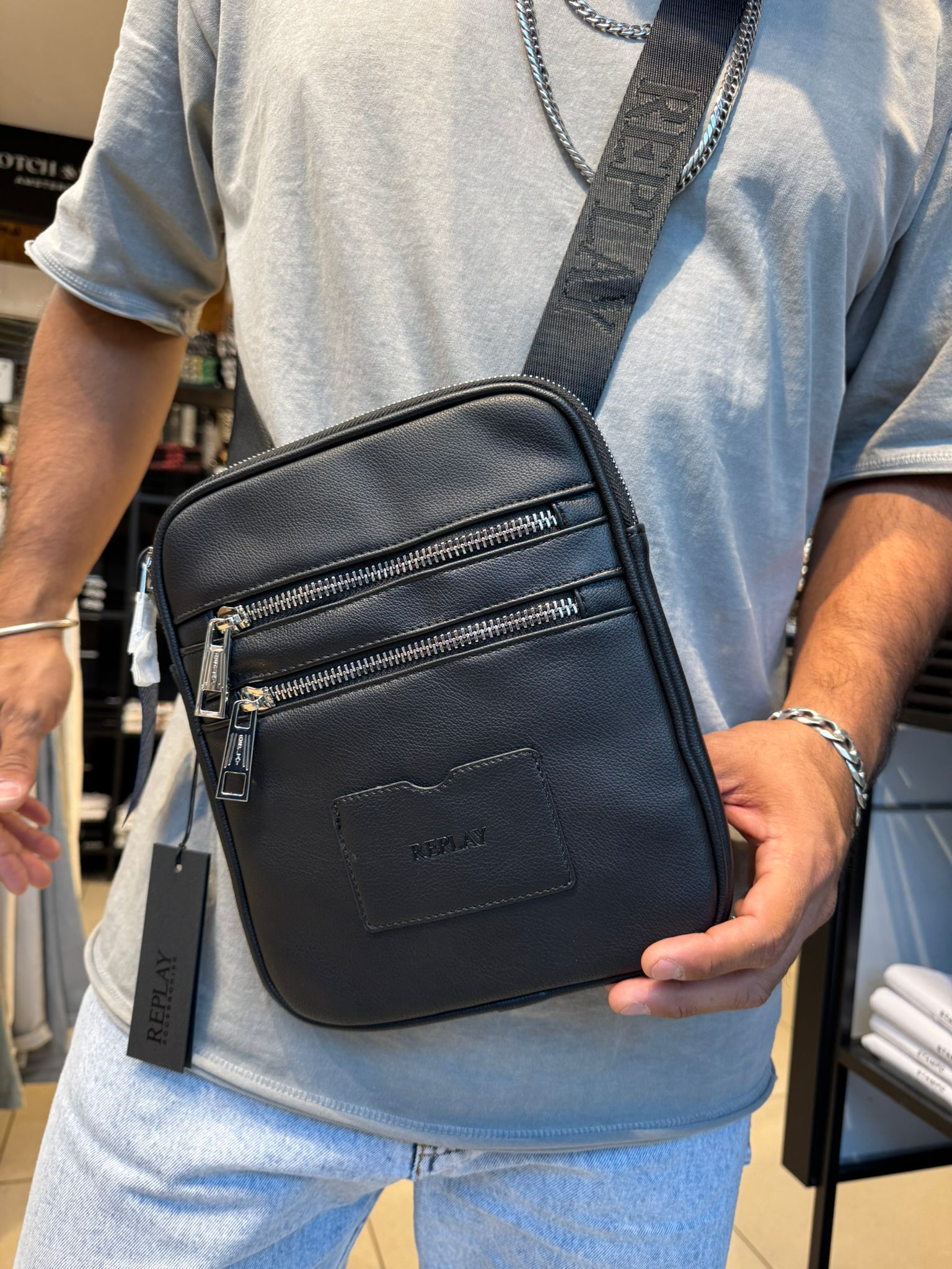 ריפליי - תיק צד דמוי עור שחור FM3687 UNIC-REPLAY