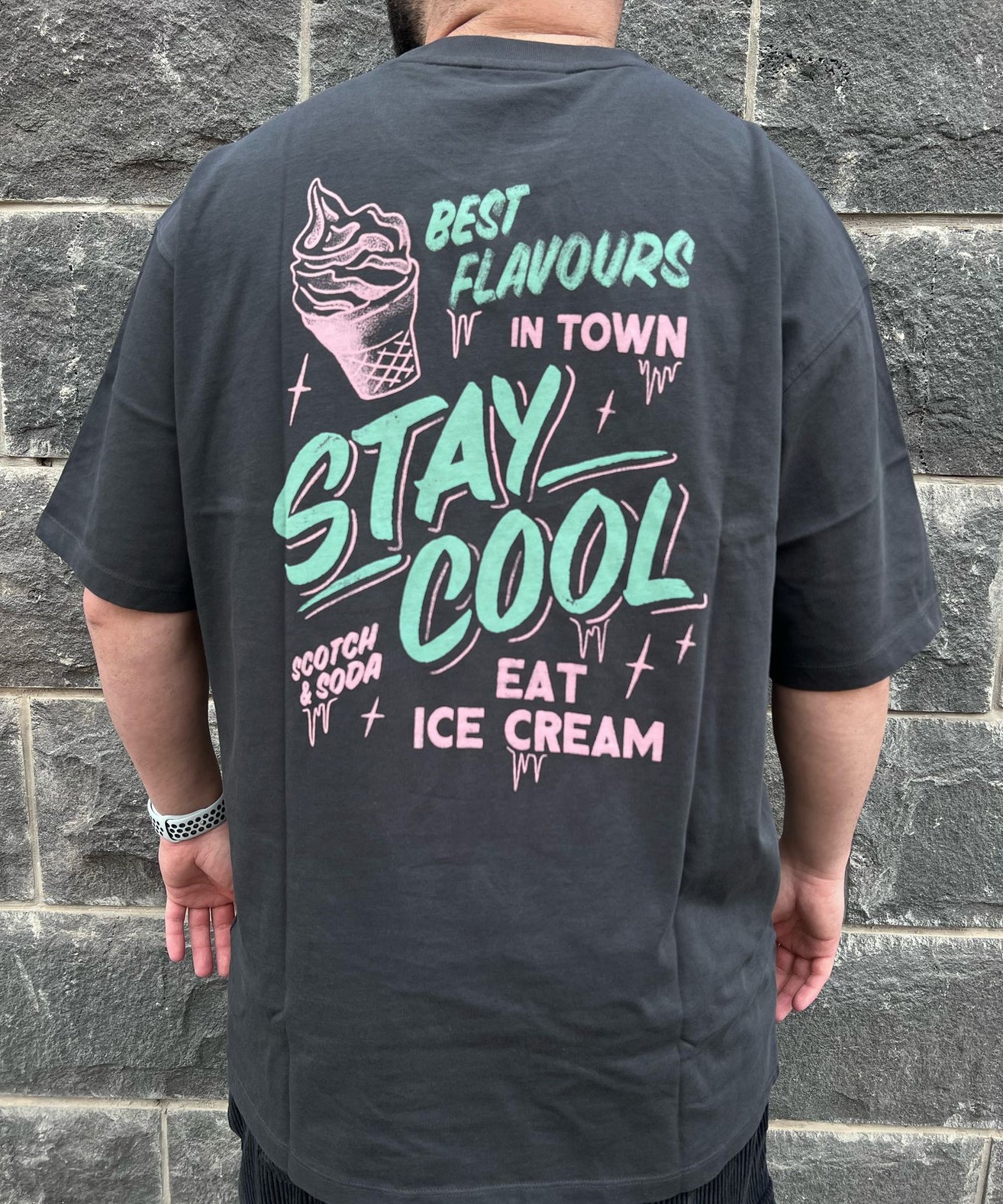 סקוץ' אנד סודה - חולצה טי שרוול קצר בצבע אפור כהה 180050 001 SU25