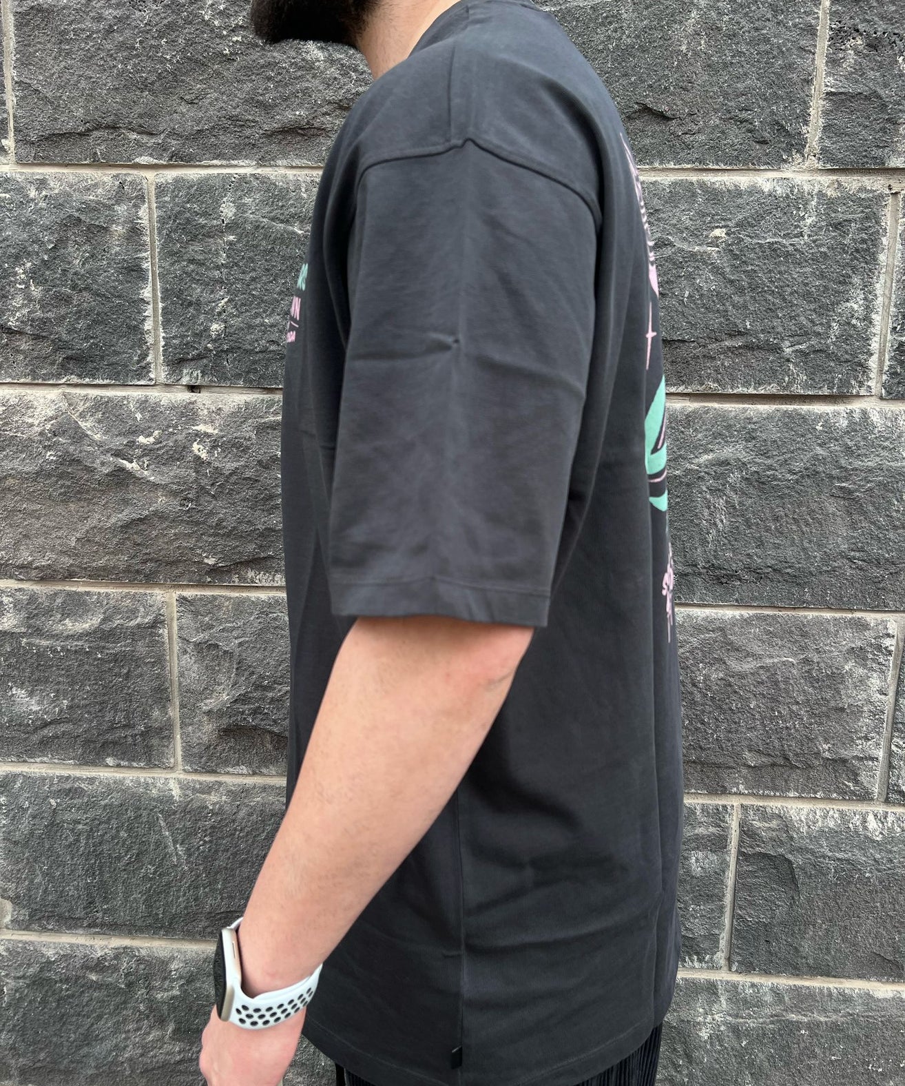 סקוץ' אנד סודה - חולצה טי שרוול קצר בצבע אפור כהה 180050 001 SU25