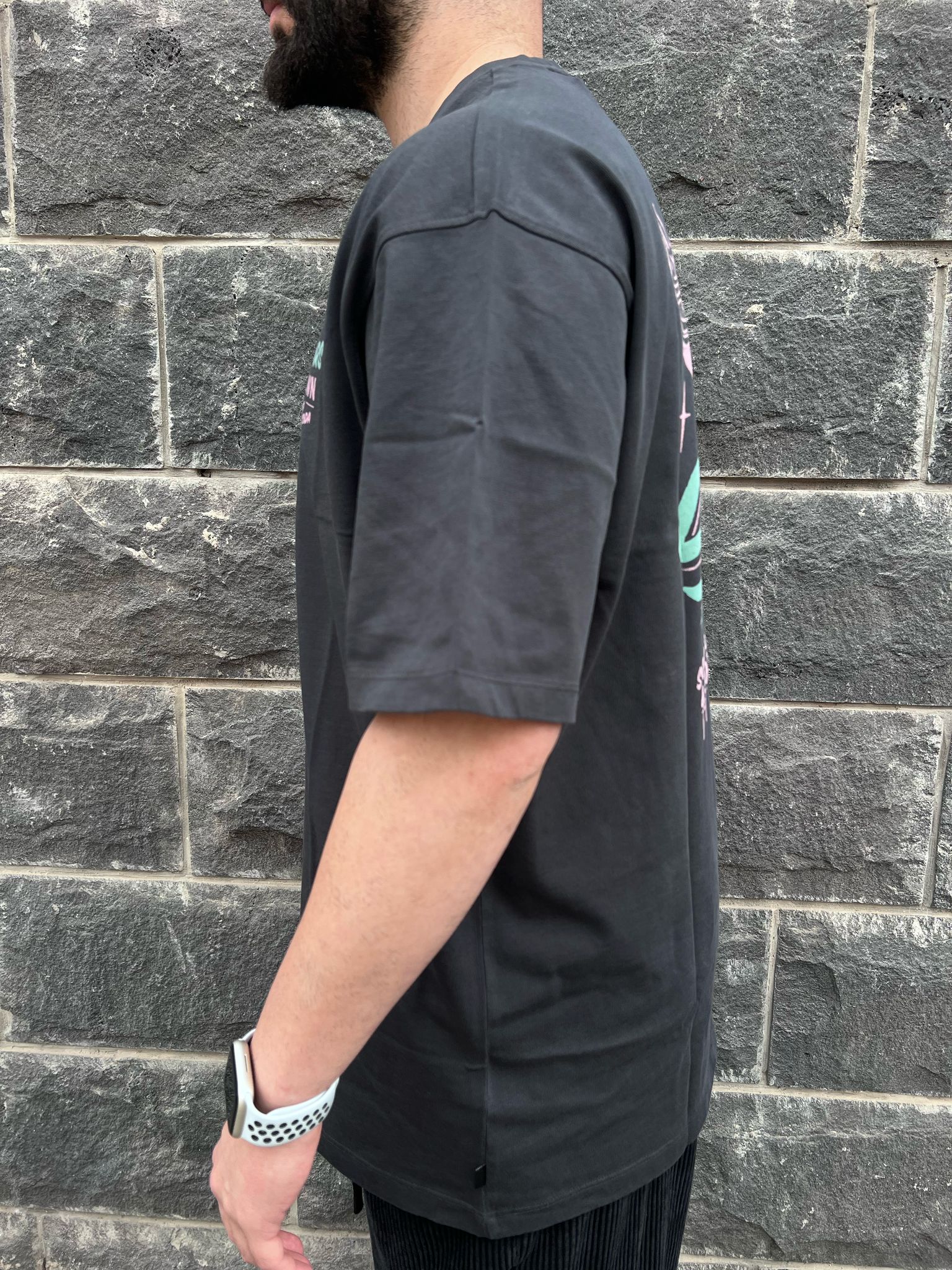 סקוץ' אנד סודה - חולצה טי שרוול קצר בצבע אפור כהה 180050 001 SU25