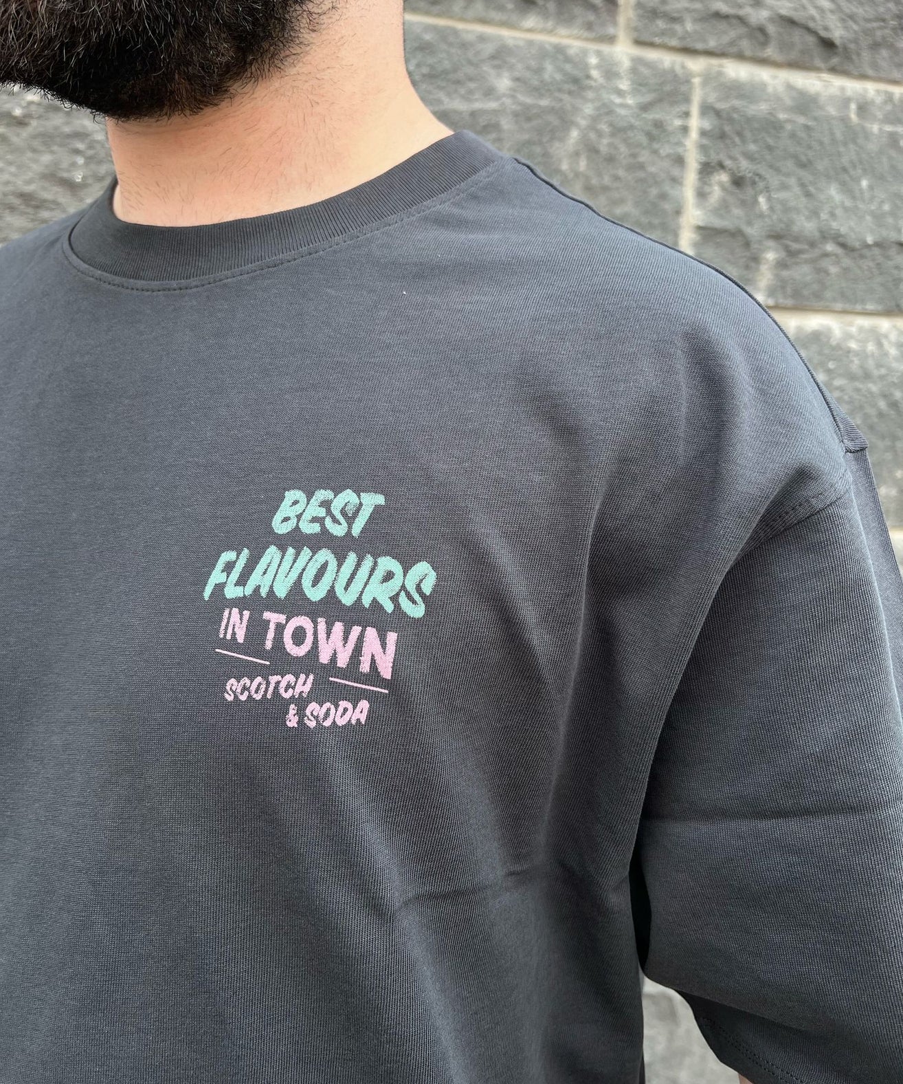 סקוץ' אנד סודה - חולצה טי שרוול קצר בצבע אפור כהה 180050 001 SU25