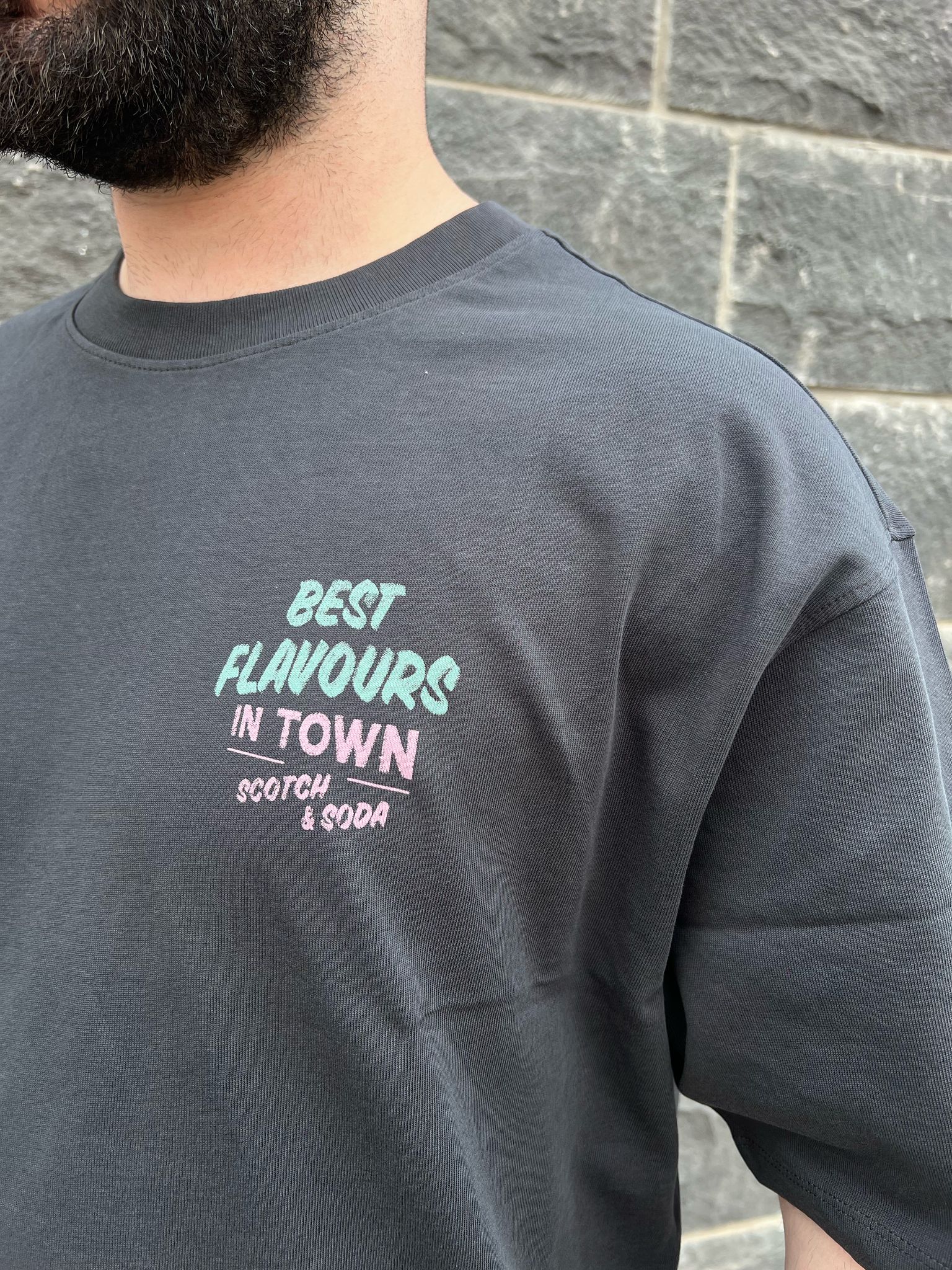 סקוץ' אנד סודה - חולצה טי שרוול קצר בצבע אפור כהה 180050 001 SU25