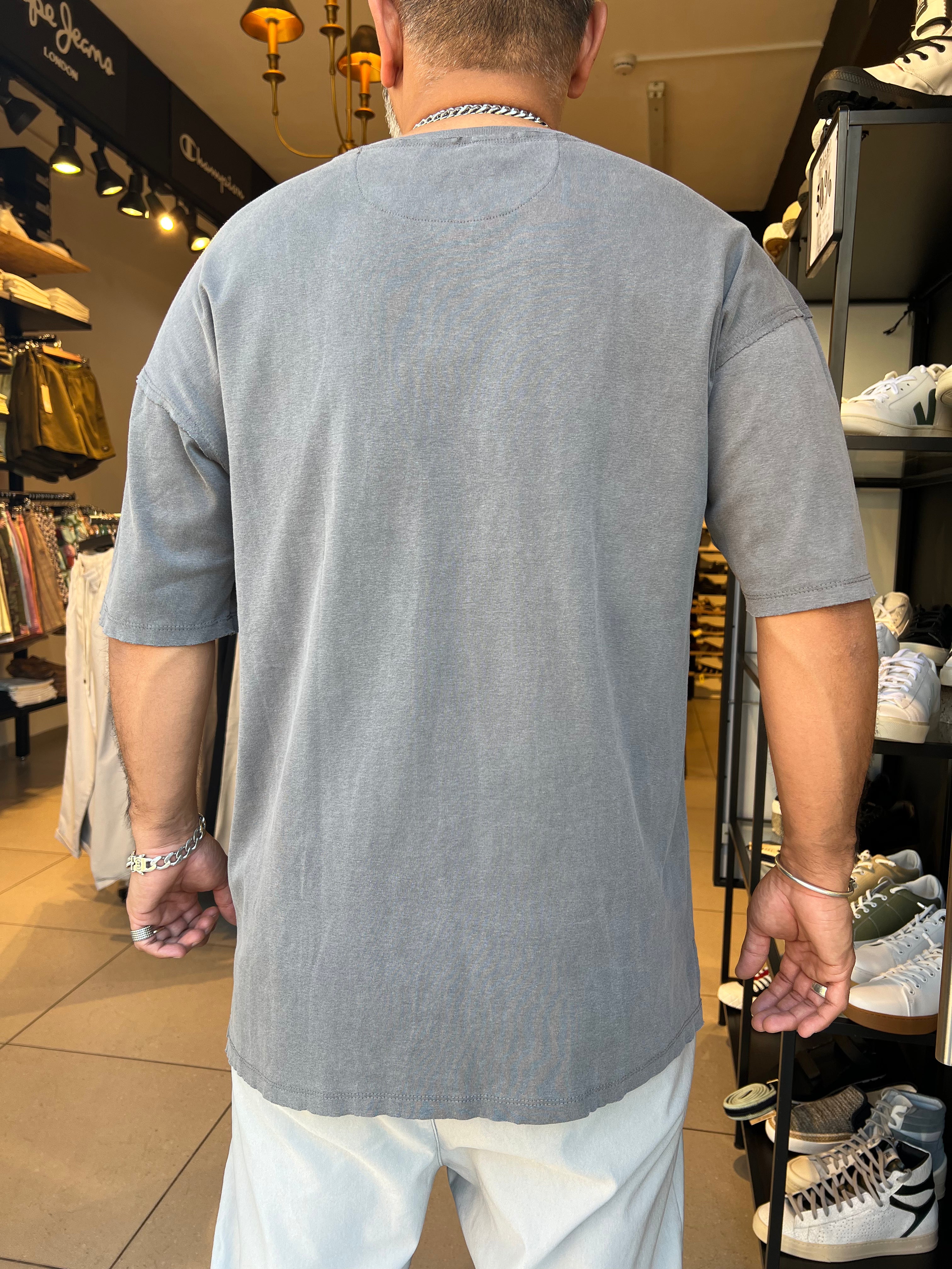 דה לוקה - חולצה אוברסייז בצבע אפור כהה 707102