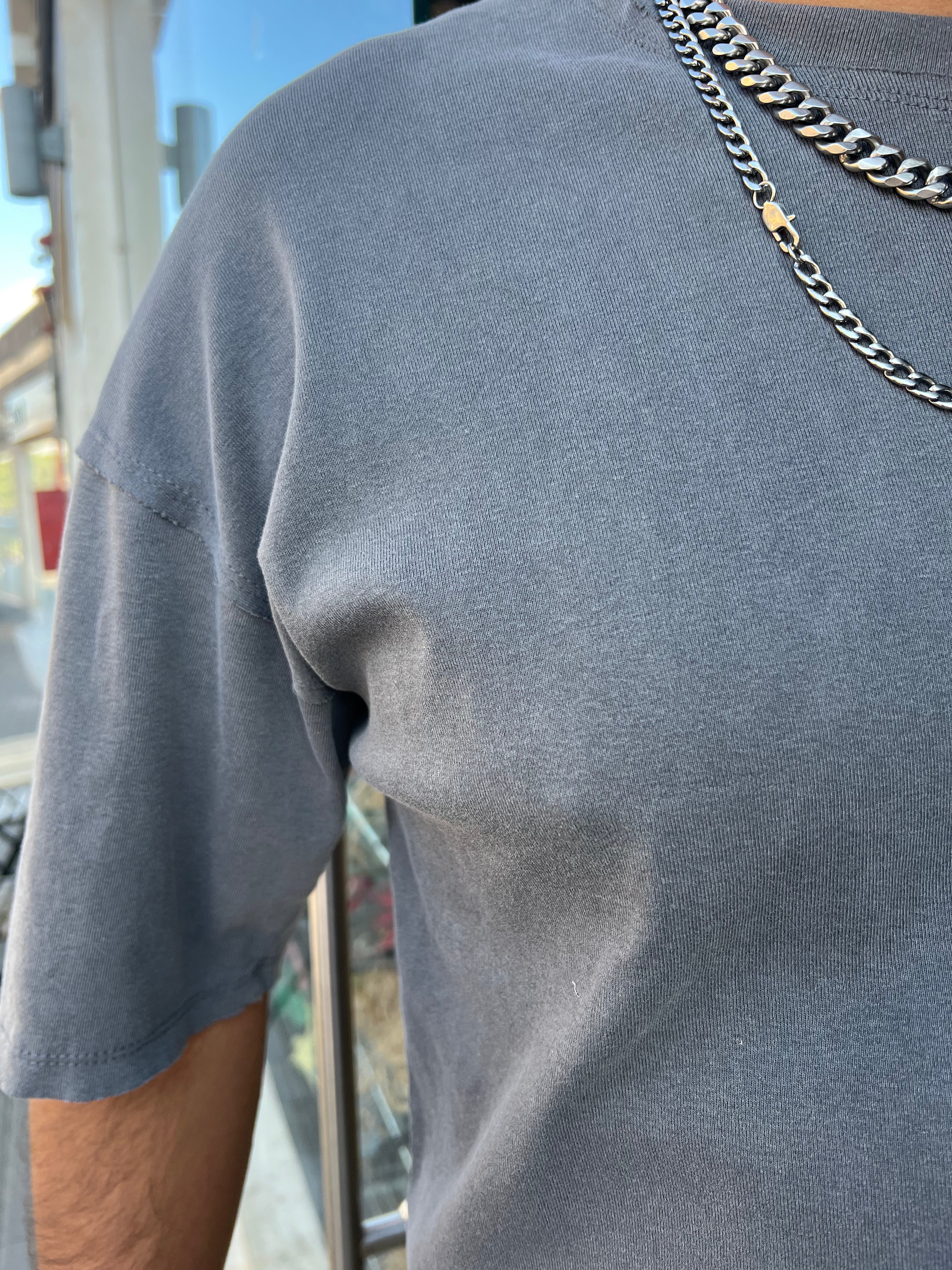 דה לוקה - חולצה אוברסייז בצבע אפור כהה 707102