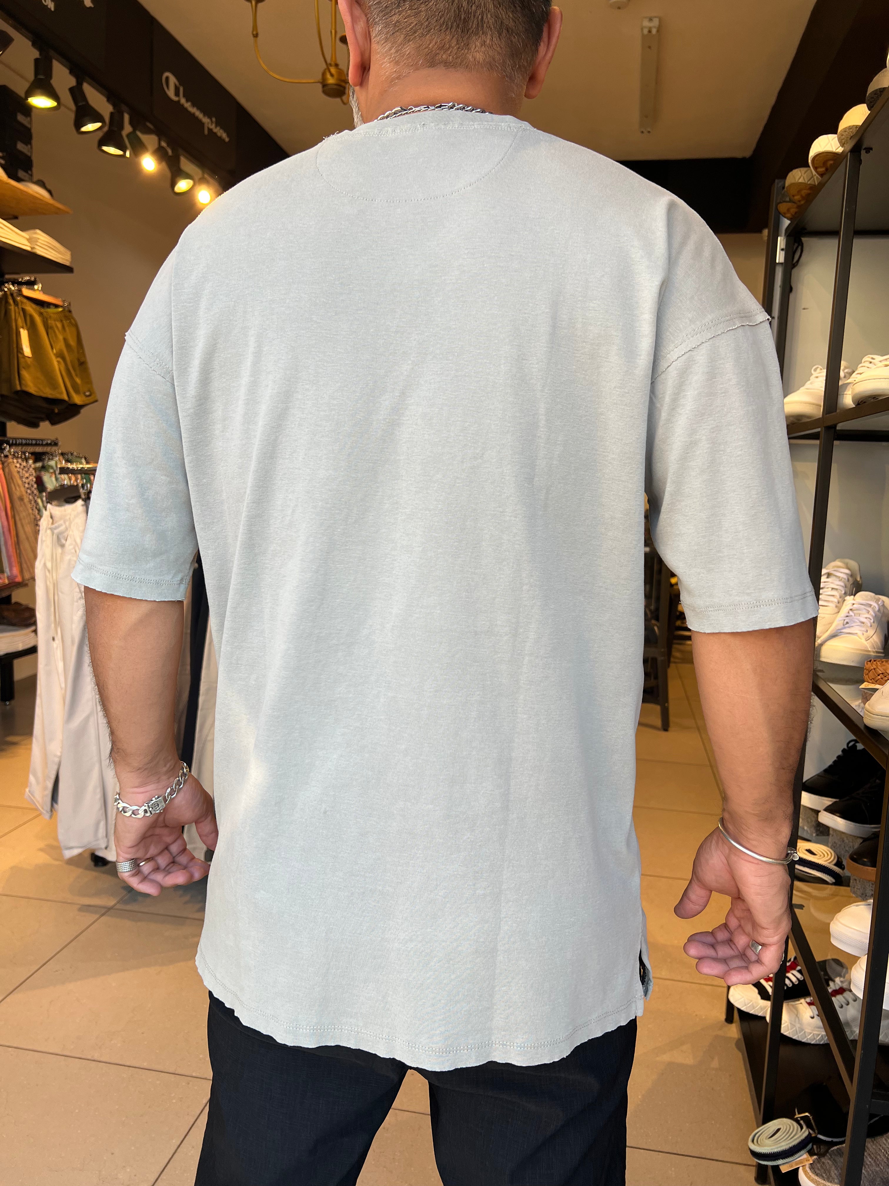 דה לוקה - חולצה אוברסייז בצבע אפור בהיר 707101