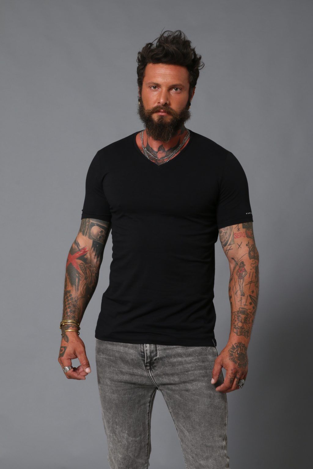 ואנזן - בייסיק V קטן - ליקרה - קצר - שחור 321