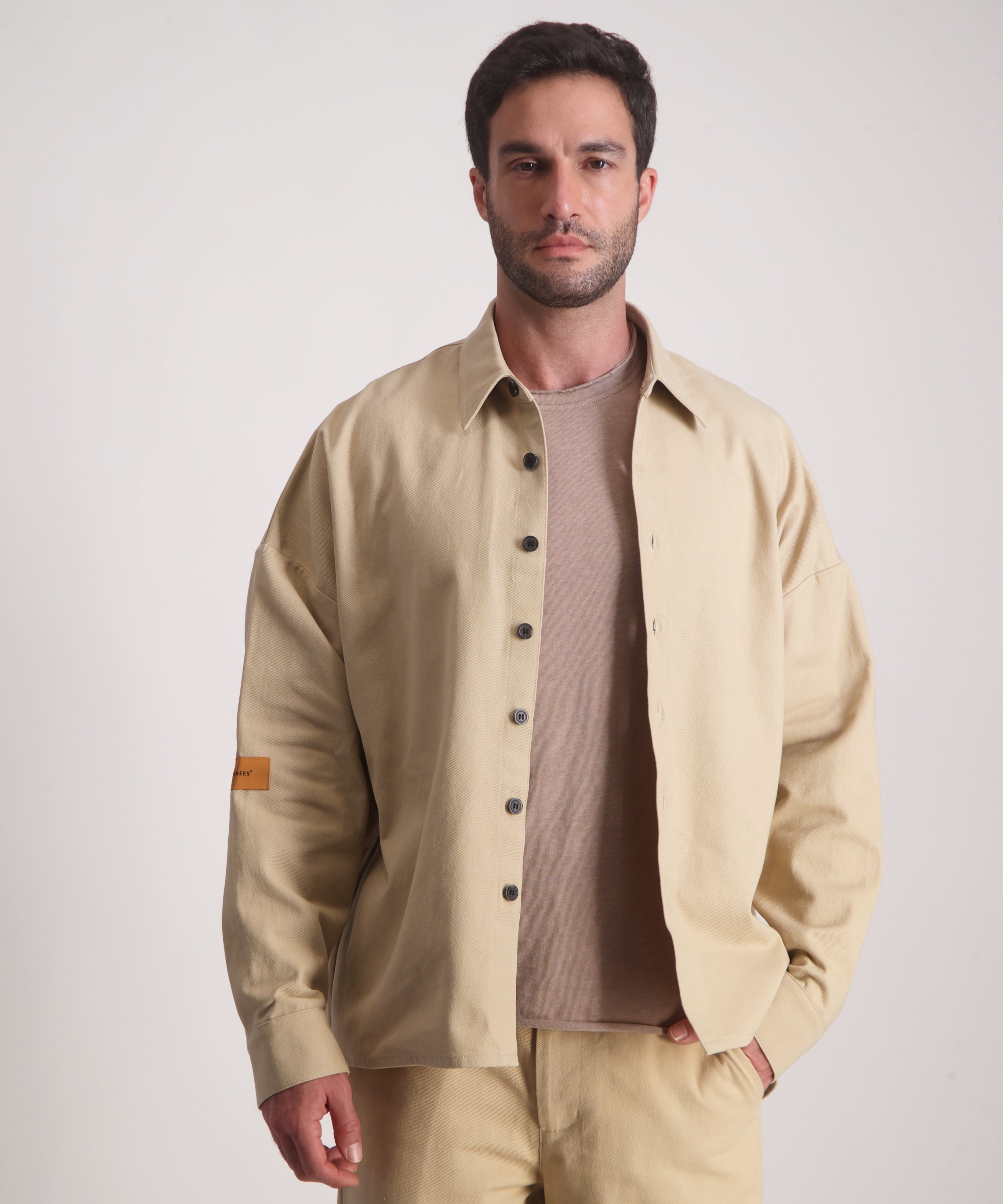 Drill Jacket בז׳ על דוגמן חזית