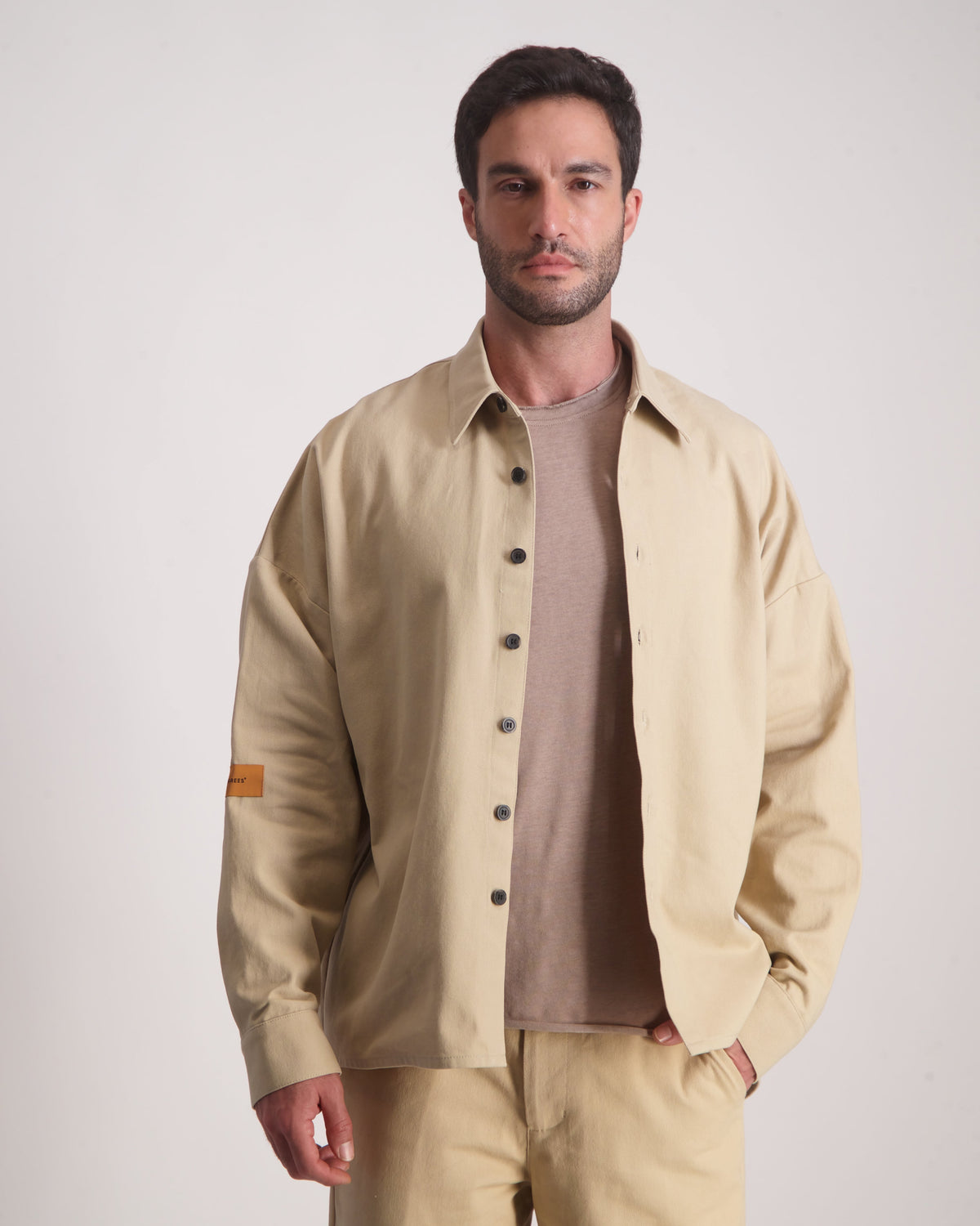 Drill Jacket בז׳ על דוגמן חזית
