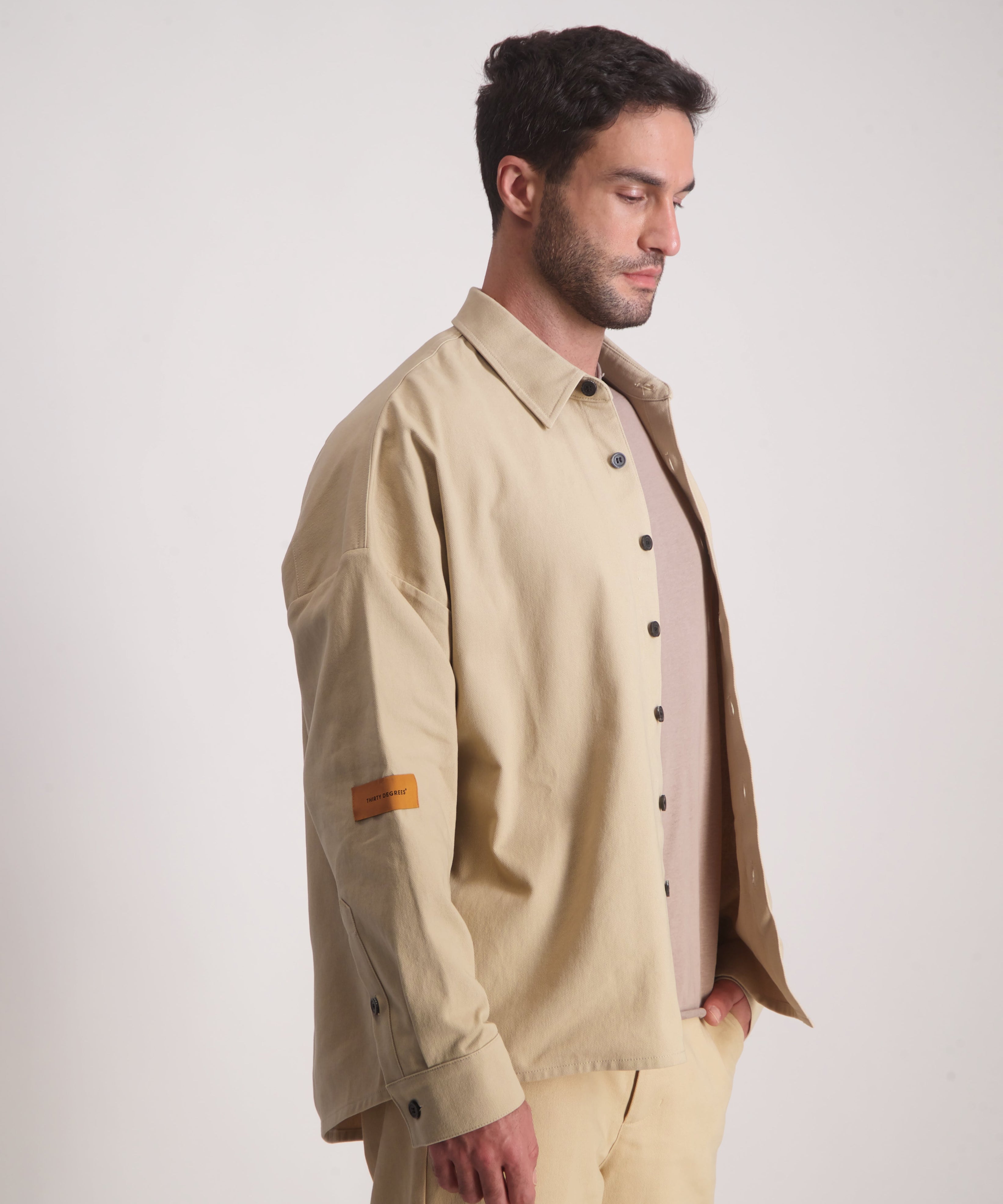 Drill Jacket בז׳ על דוגמן צד