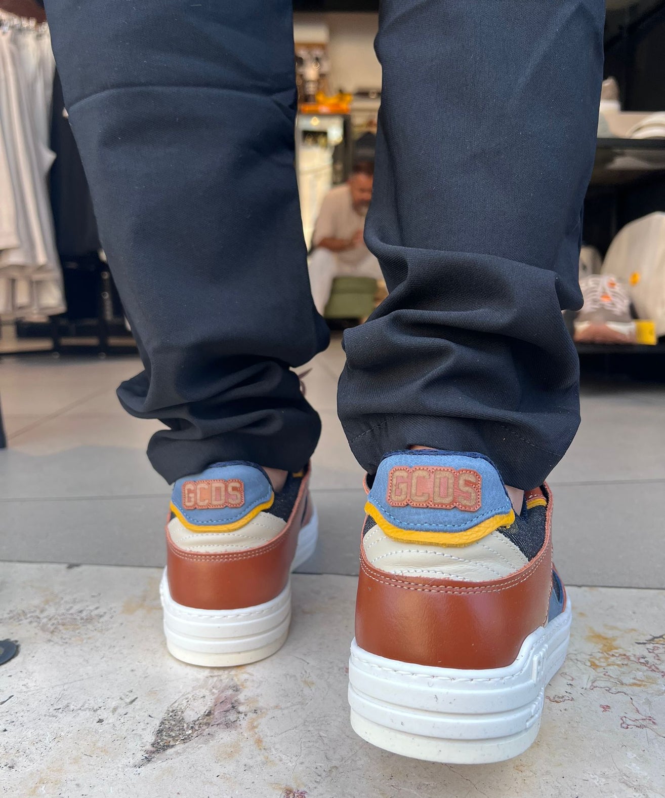 GCDS - סניקרס GCU1003-395 BROWN BLACK