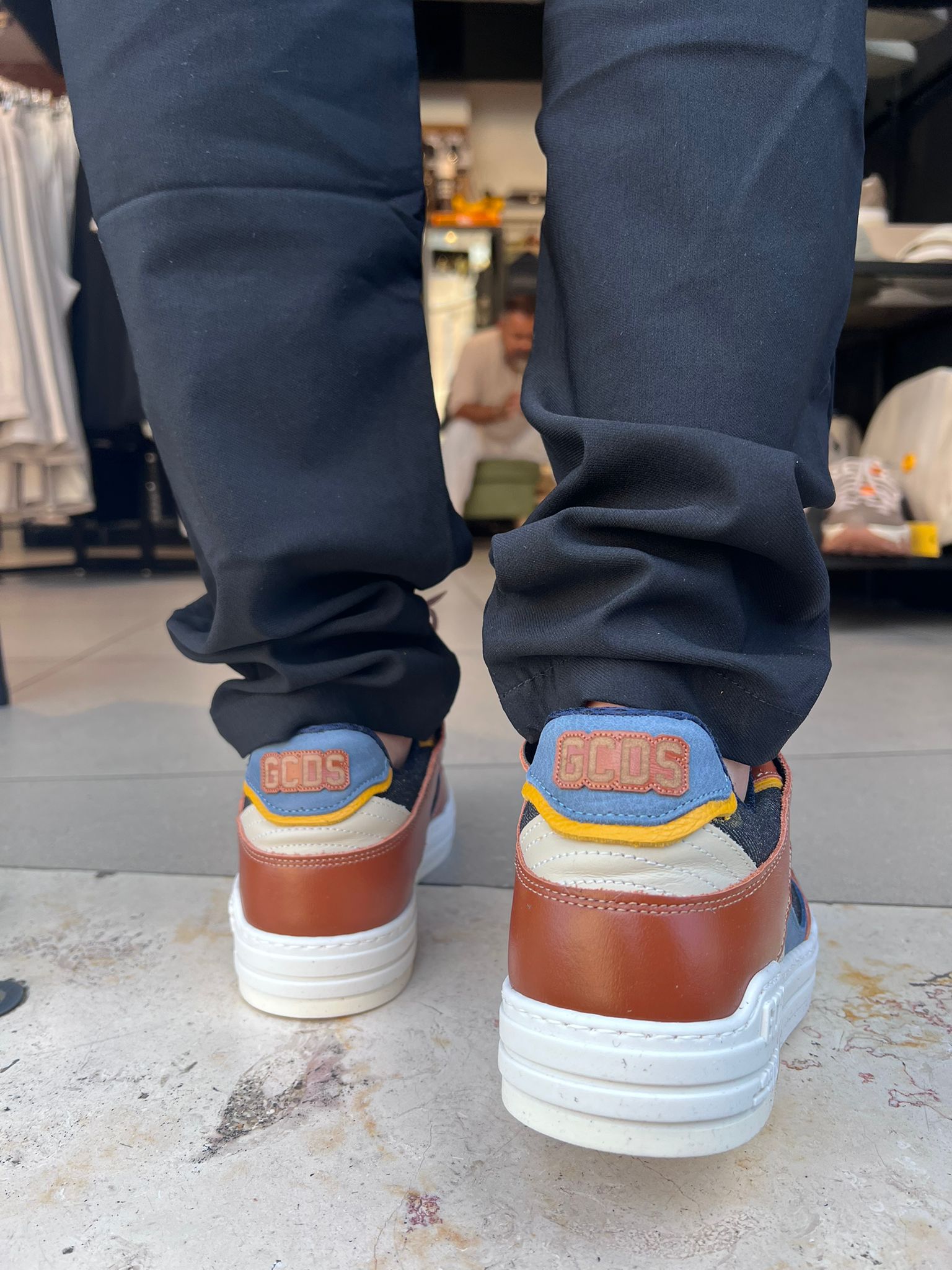 GCDS - סניקרס GCU1003-395 BROWN BLACK