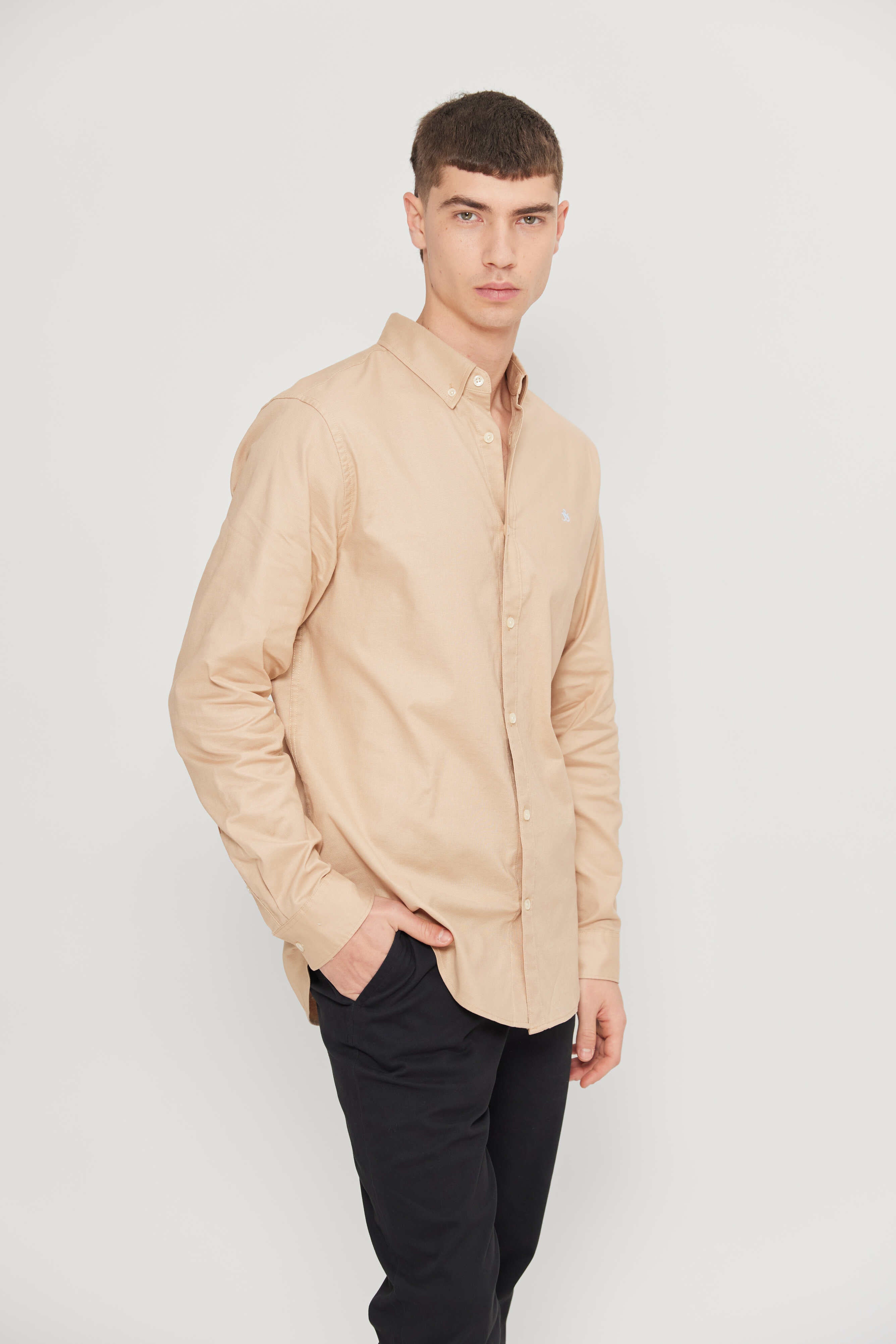 סקוץ' אנד סודה - מכופתרת קלאסית
בצבע בז' 180014 260 SU25