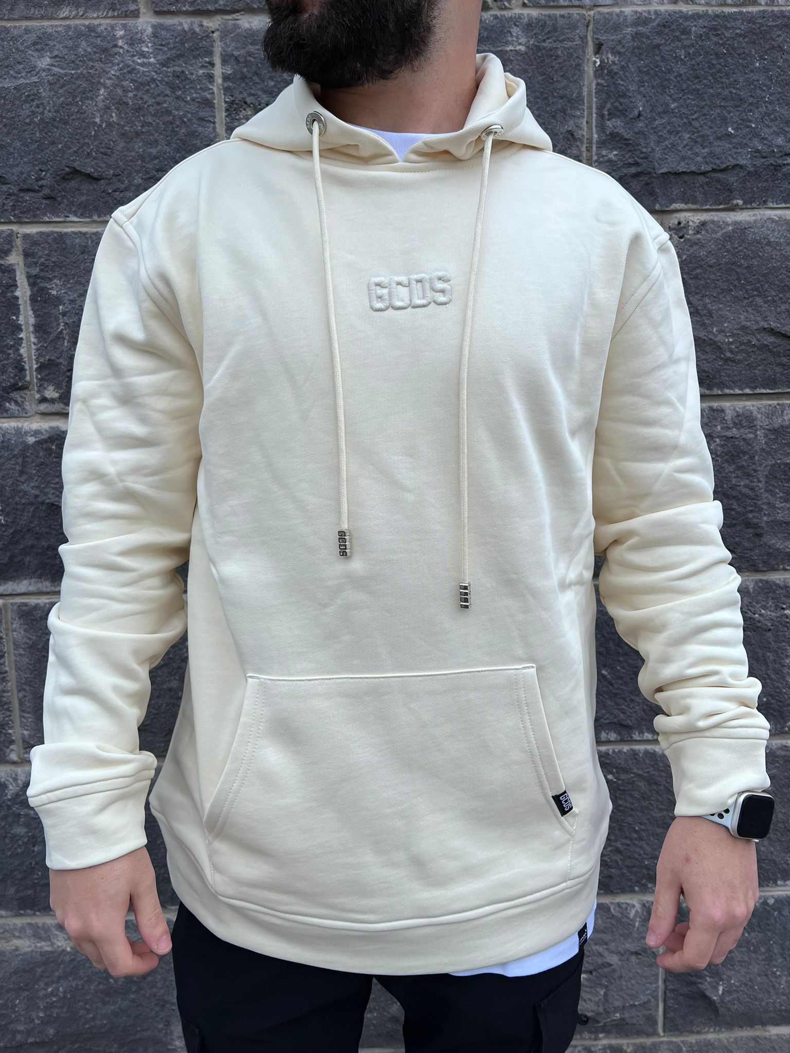 GCDS - קפוצ'יון-MH01 100% COTTON בצבע שמנת