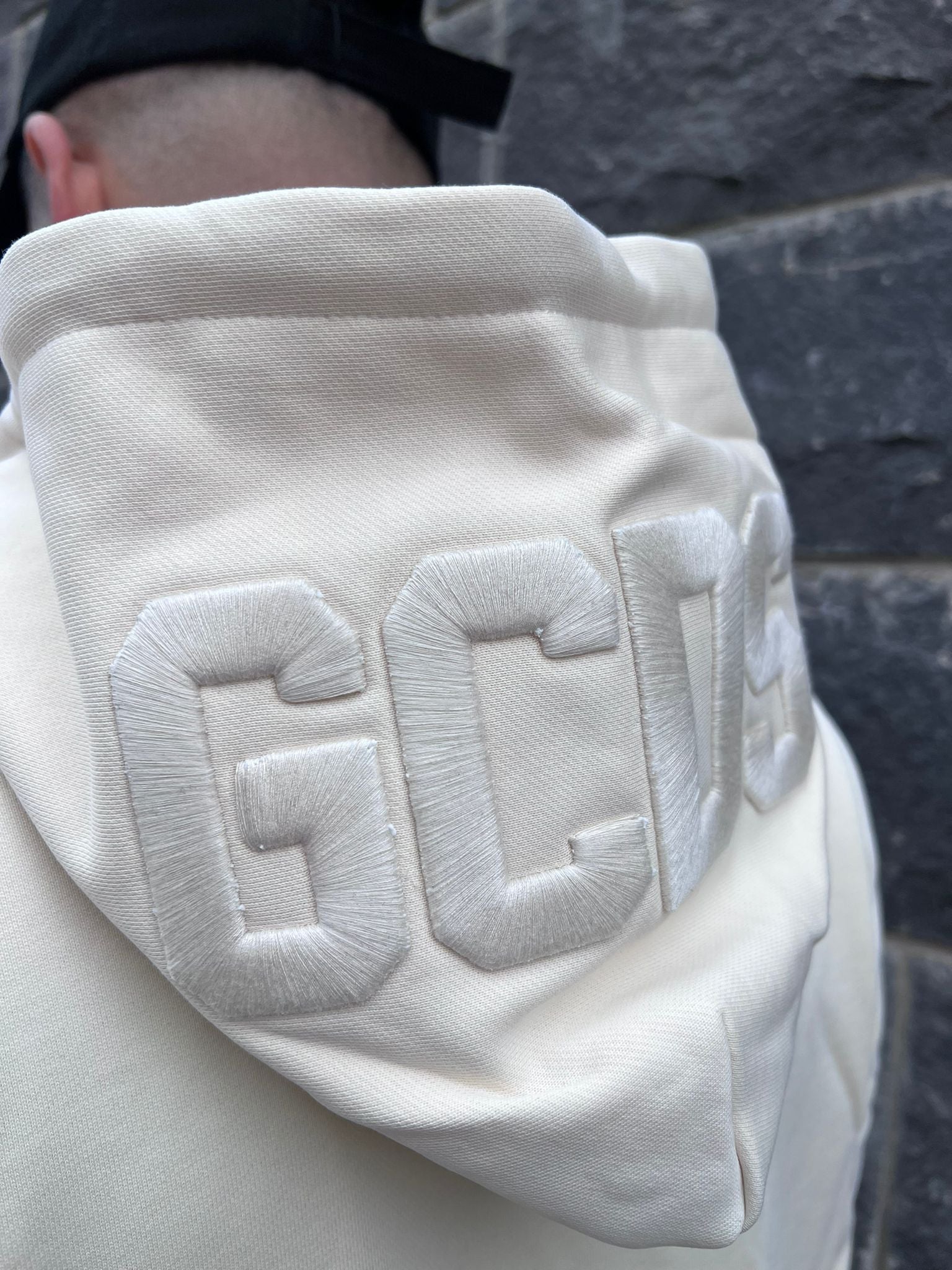 GCDS - קפוצ'יון-MH01 100% COTTON בצבע שמנת