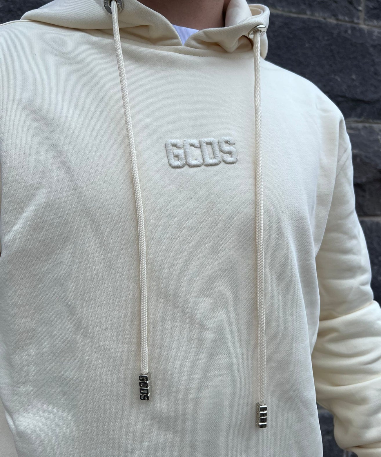 GCDS - קפוצ'יון-MH01 100% COTTON בצבע שמנת