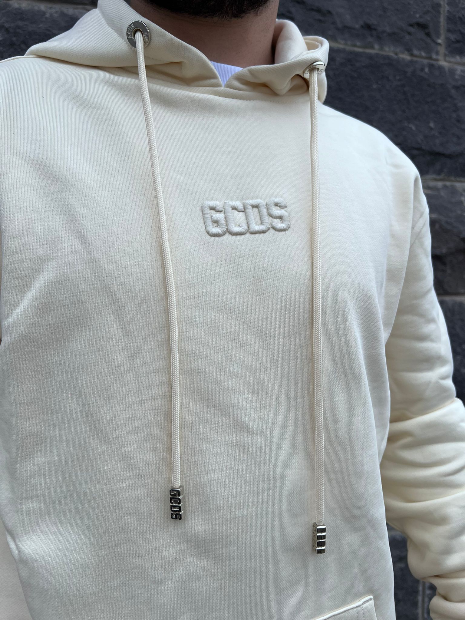 GCDS - קפוצ'יון-MH01 100% COTTON בצבע שמנת