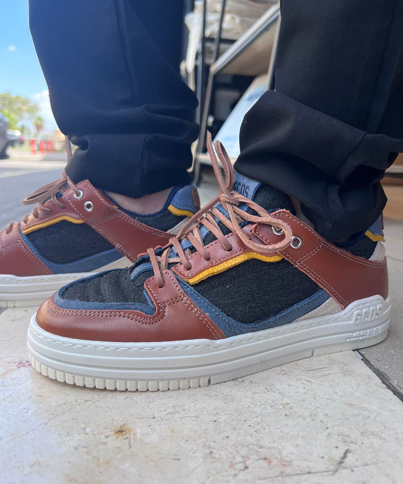 GCDS - סניקרס GCU1003-395 BROWN BLACK