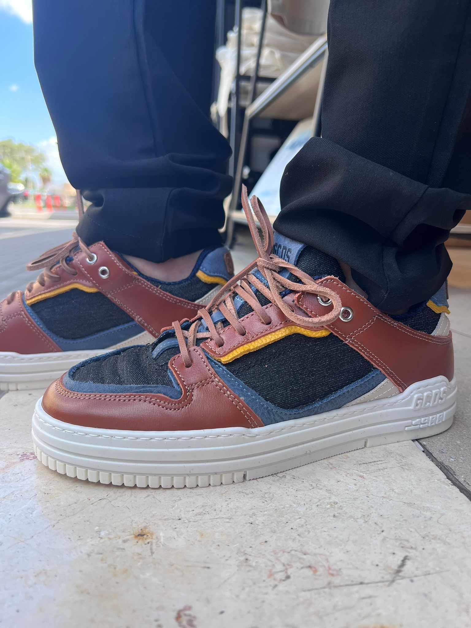 GCDS - סניקרס GCU1003-395 BROWN BLACK