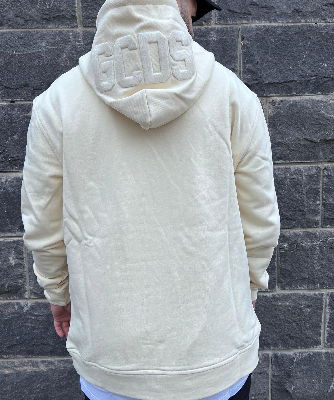 GCDS - קפוצ'יון-MH01 100% COTTON בצבע שמנת