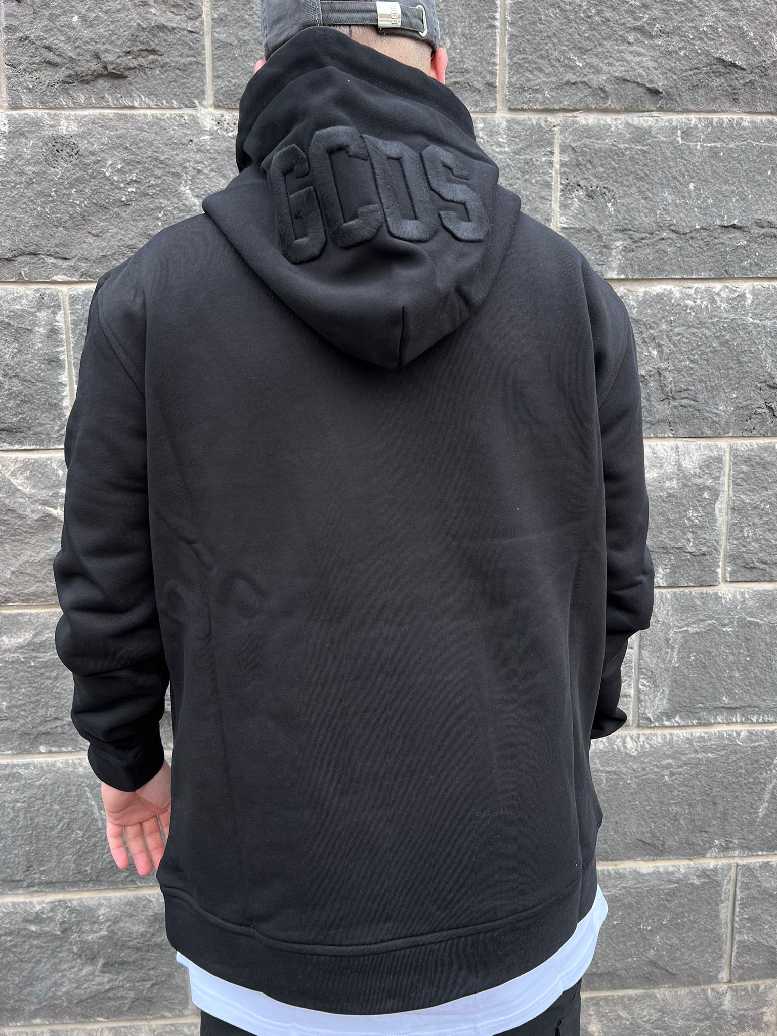 GCDS - קפוצ'יון-MH01 100% COTTON בצבע שחור